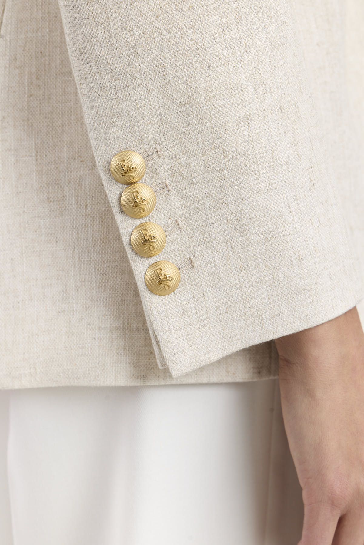 Blazer de lino mujer modelo Sofía en tono beige arena de corte sastre.