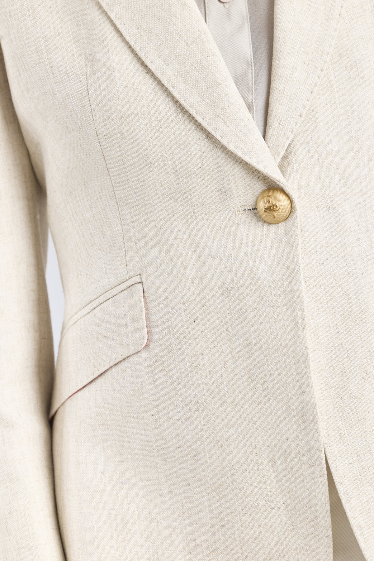 Blazer de lino mujer modelo Sofía en tono beige arena de corte sastre.