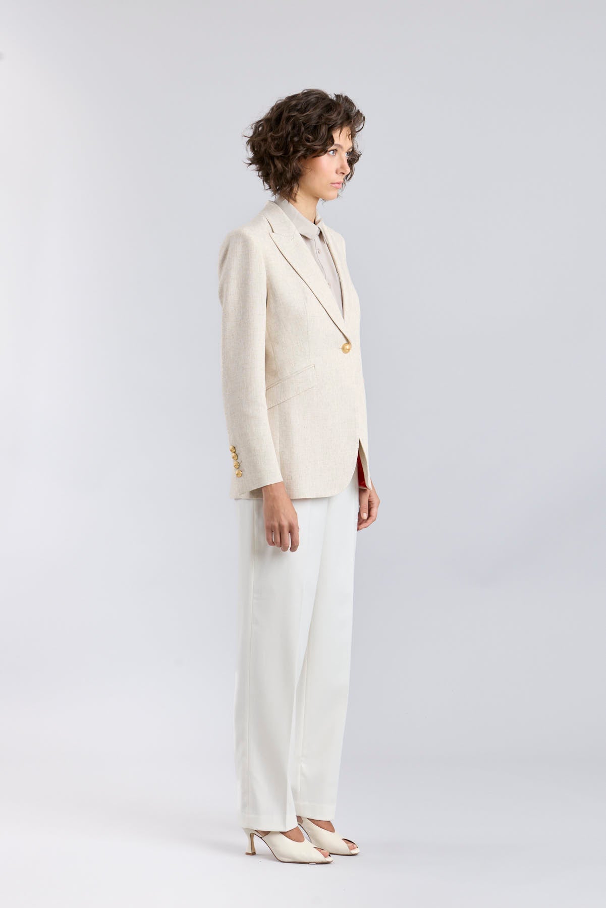 Blazer de lino mujer modelo Sofía en tono beige arena de corte sastre.