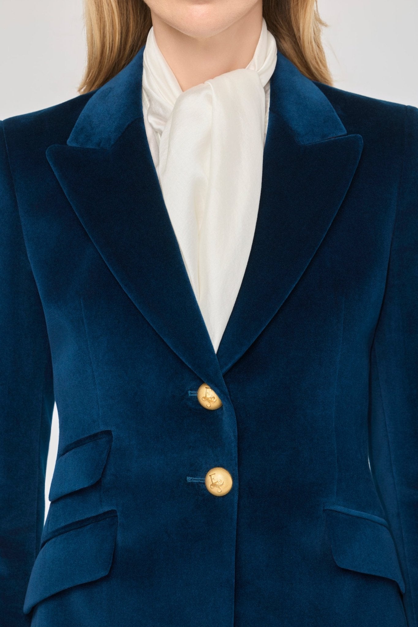Blazer de terciopelo azul Oliva de The Extreme Collection confeccionada en suave terciopelo azul petróleo.