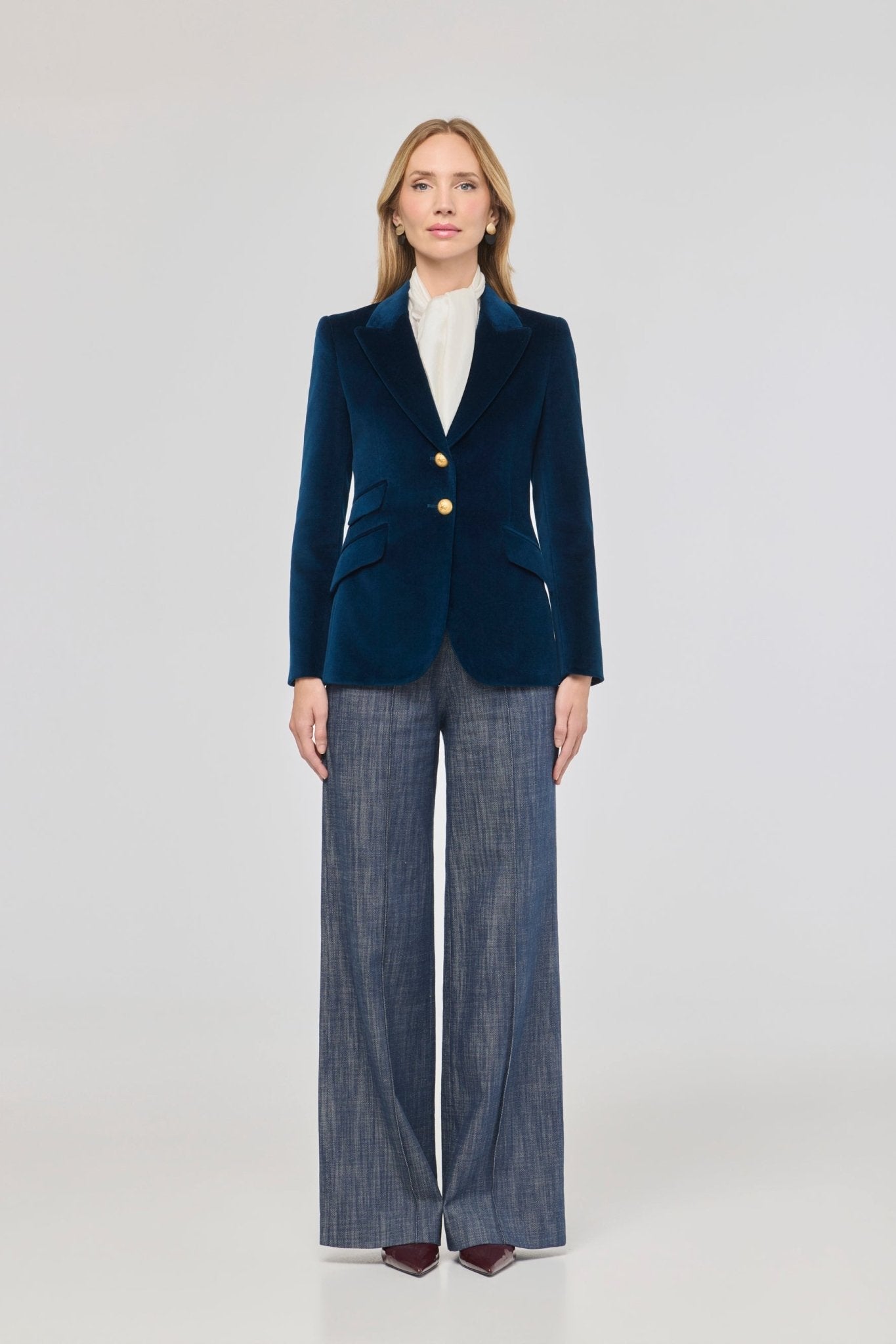 Blazer de terciopelo azul Oliva de The Extreme Collection confeccionada en suave terciopelo azul petróleo.