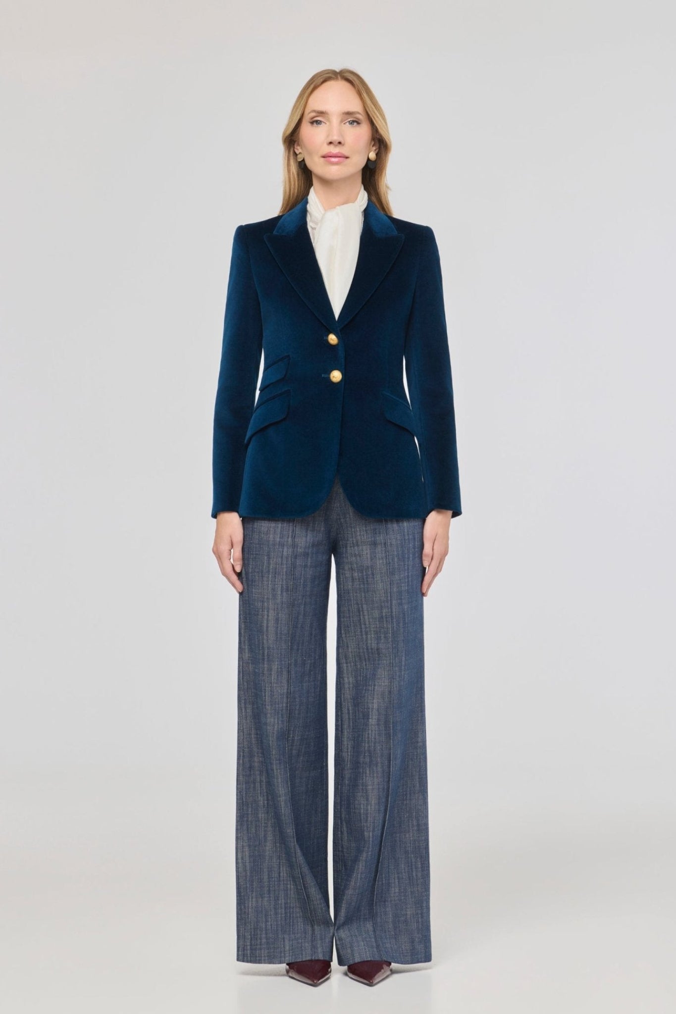 Blazer de terciopelo azul Oliva de The Extreme Collection confeccionada en suave terciopelo azul petróleo.