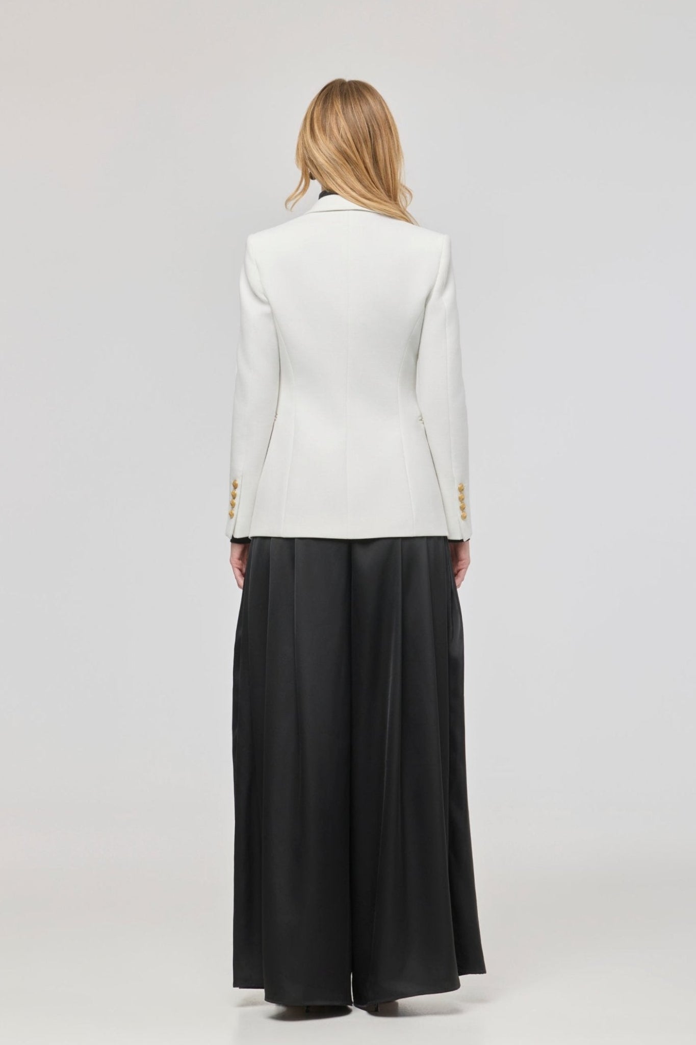 Blazer entallada blanca Garcia Vintage 01 de The Extreme Collection con detalle de picado en solapa.