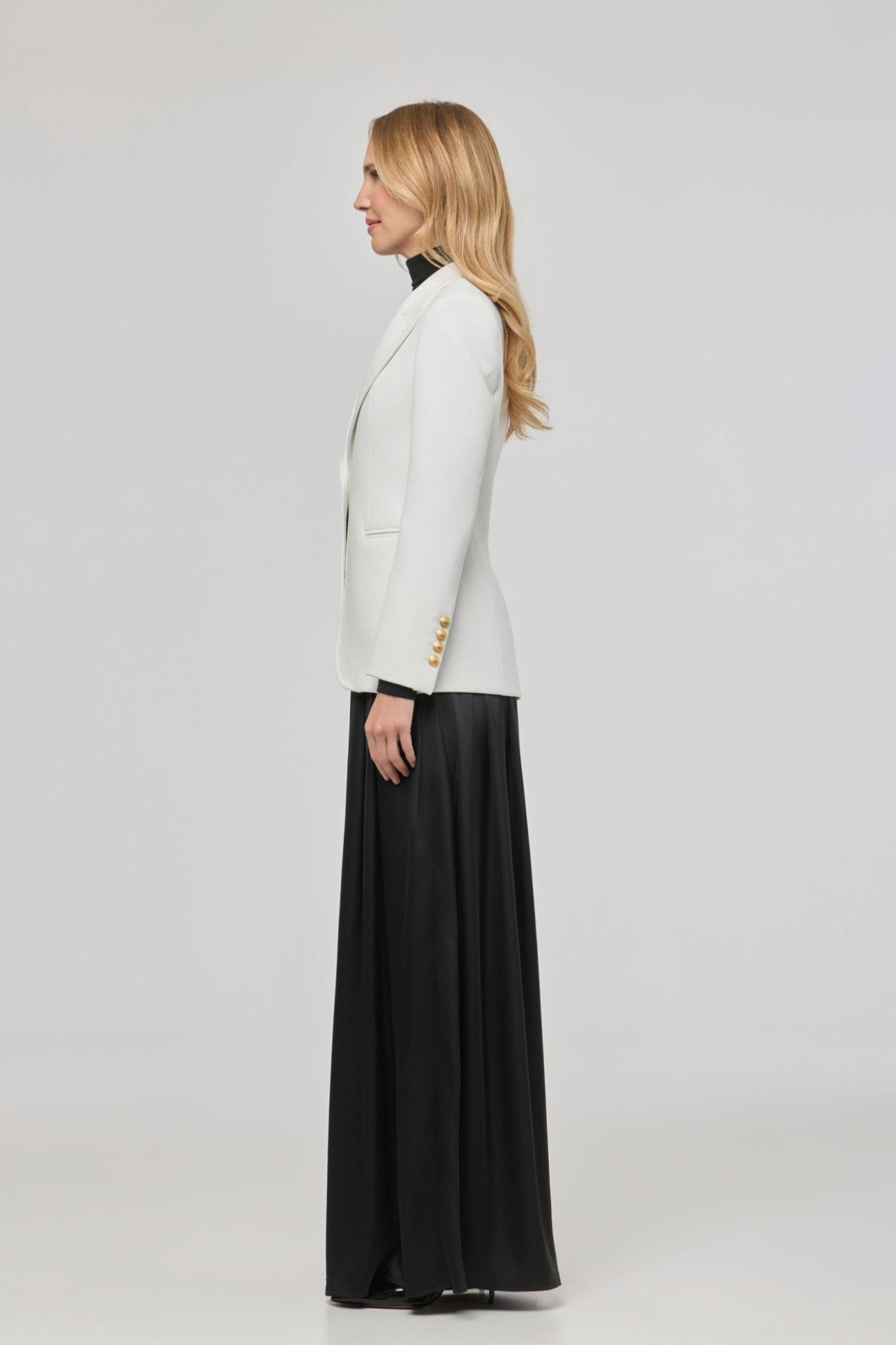 Blazer entallada blanca Garcia Vintage 01 de The Extreme Collection con detalle de picado en solapa.