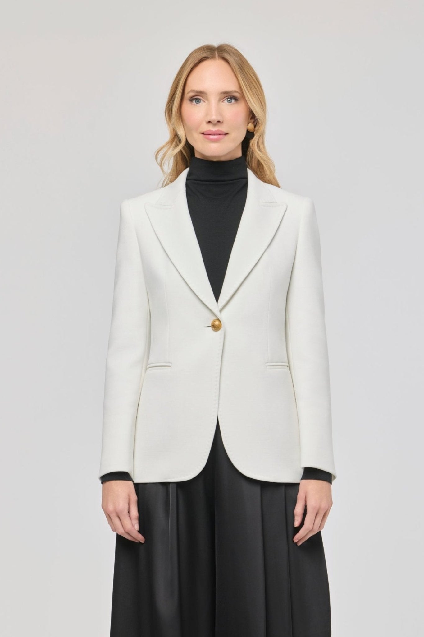 Blazer entallada blanca Garcia Vintage 01 de The Extreme Collection con detalle de picado en solapa.