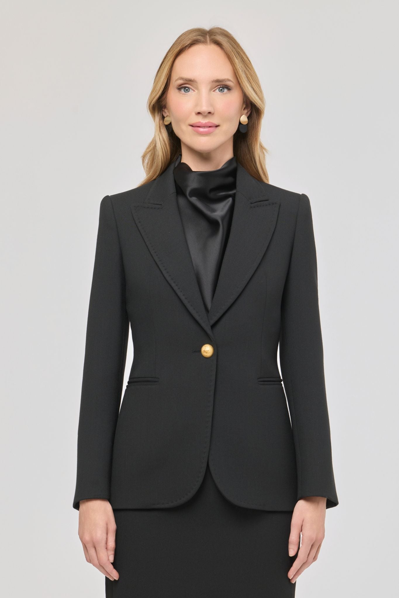 Blazer entallada negra Garcia Vintage 01 de The Extreme Collection con detalle de solapa picada.