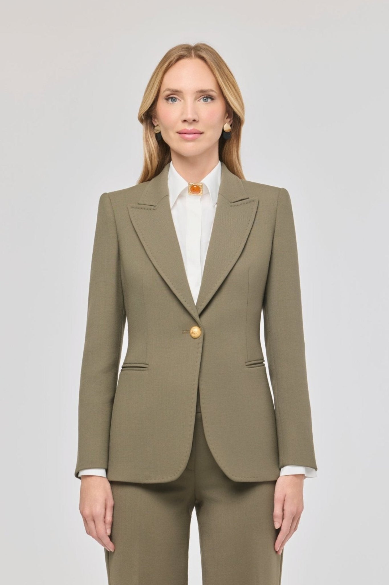 Blazer entallada verde Garcia Vintage 01 de The Extreme Collection en color verde con detalle de solapa picada.