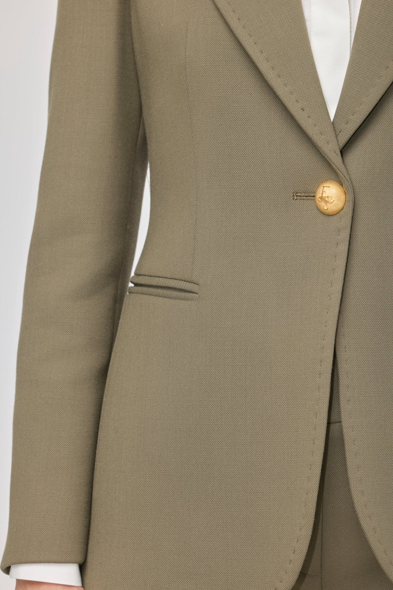 Blazer entallada verde Garcia Vintage 01 de The Extreme Collection en color verde con detalle de solapa picada.
