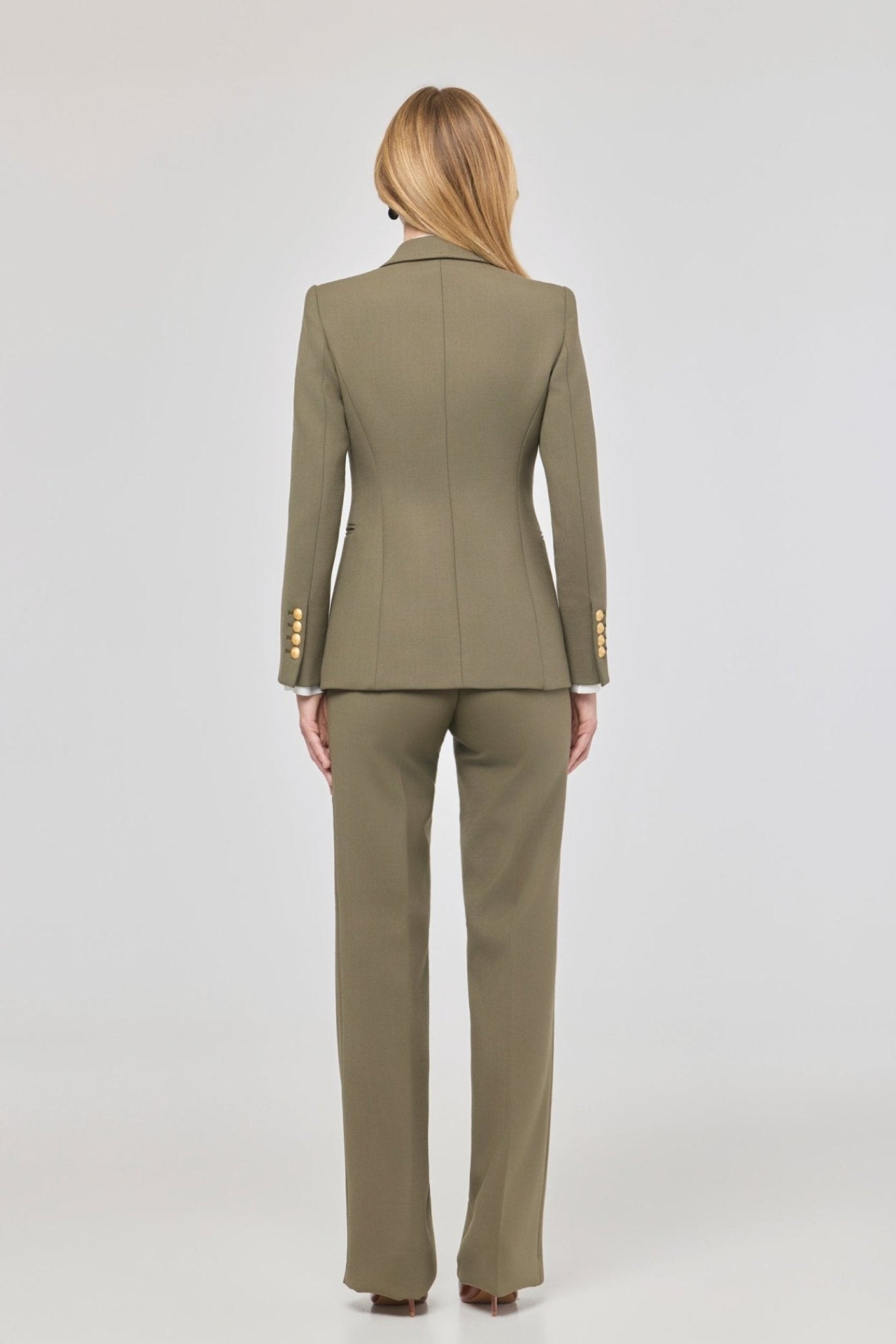 Blazer entallada verde Garcia Vintage 01 de The Extreme Collection en color verde con detalle de solapa picada.