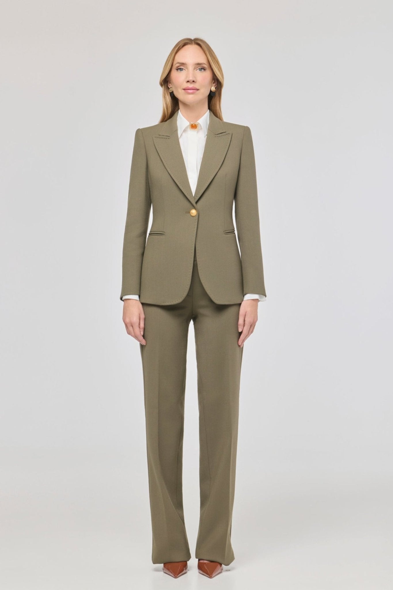 Blazer entallada verde Garcia Vintage 01 de The Extreme Collection en color verde con detalle de solapa picada.
