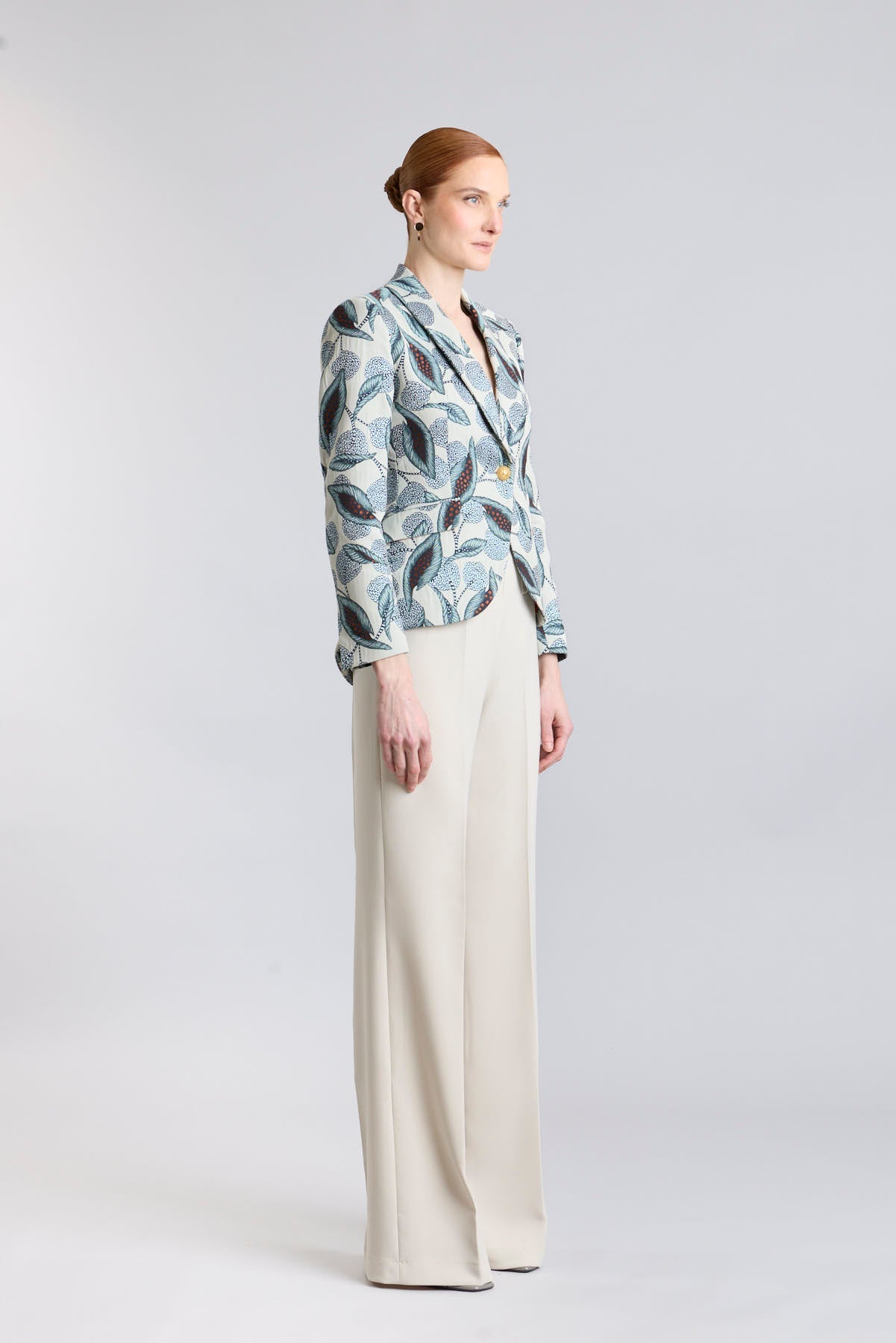 Blazer estampado azul modelo Gilberta con diseño floral de The Extreme Collection.