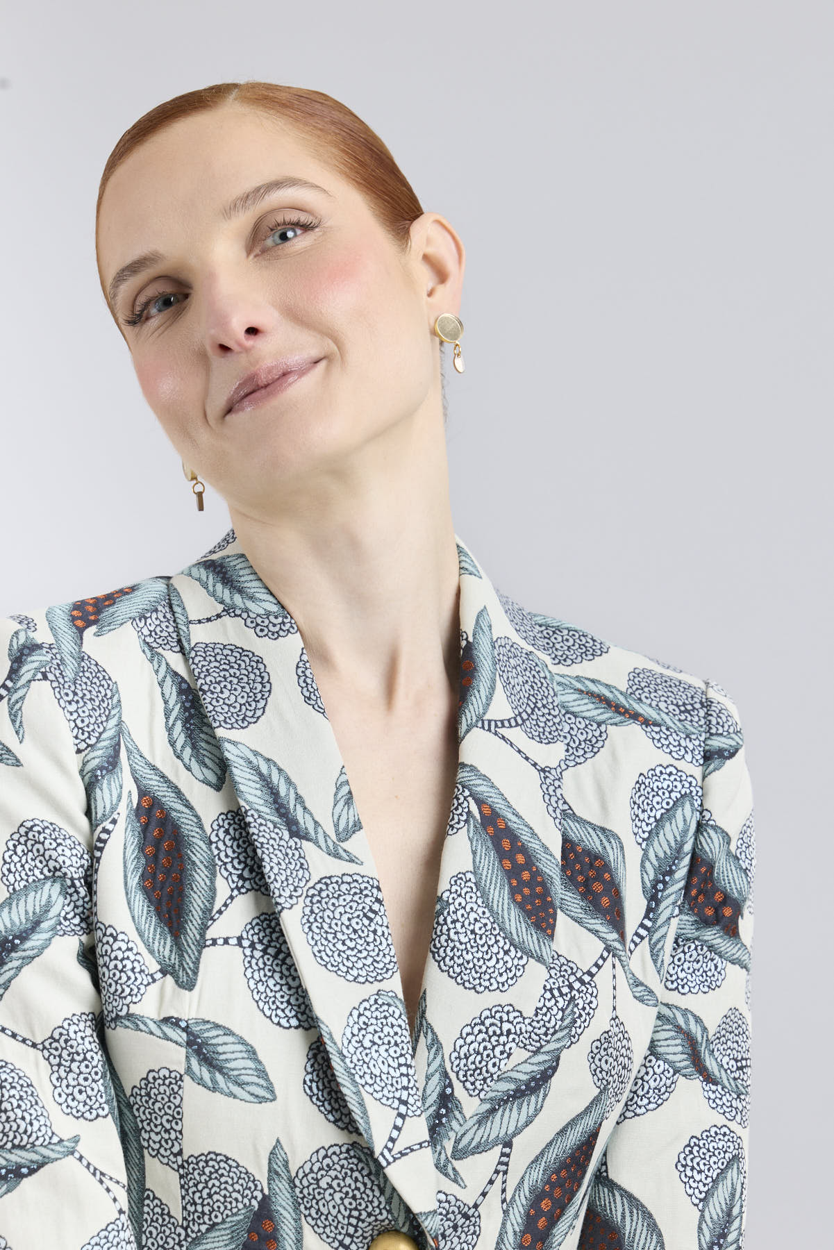 Blazer estampado azul modelo Gilberta con diseño floral de The Extreme Collection.