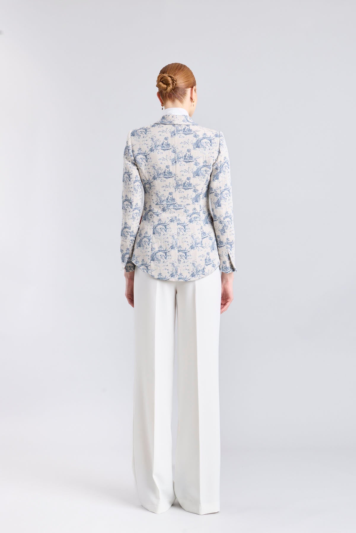 Blazer estampado azul modelo Toile de Jouy de The Extreme Collection.