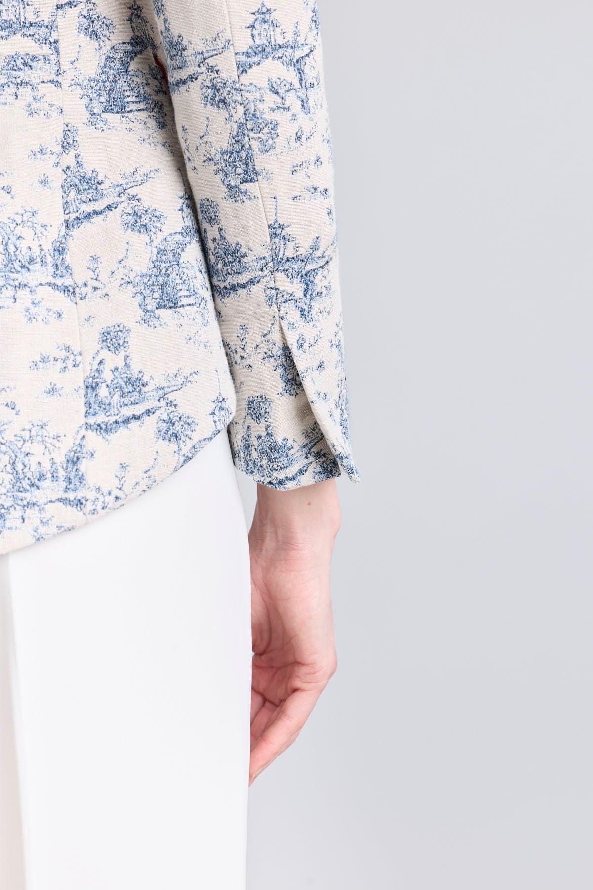 Blazer estampado azul modelo Toile de Jouy de The Extreme Collection.