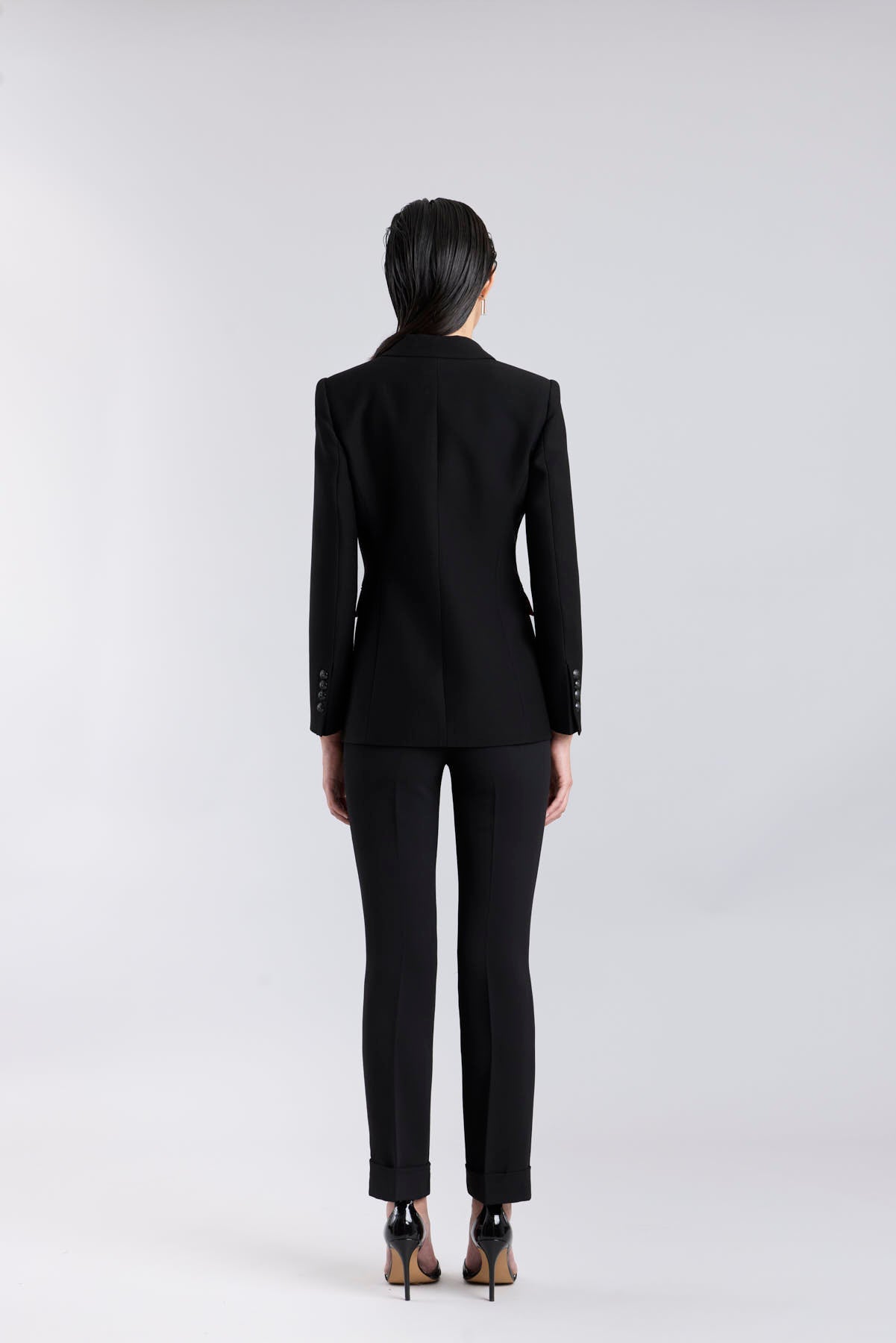 Blazer joya negro modelo Hikaru con aplicaciones ornamentales de The Extreme Collection.