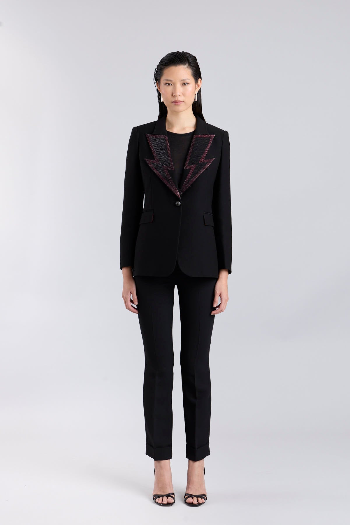 Blazer joya negro modelo Hikaru con aplicaciones ornamentales de The Extreme Collection.