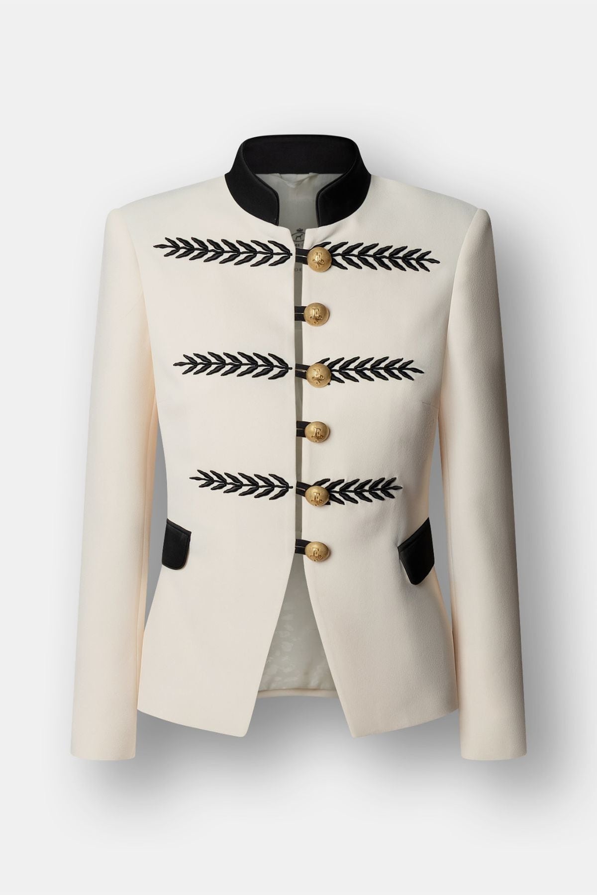 Blazer militar marfil Renata 01 corta y entallada en tejido color crema con cuello mao negro, bordados geométricos y botones dorados. Sastrería de lujo.