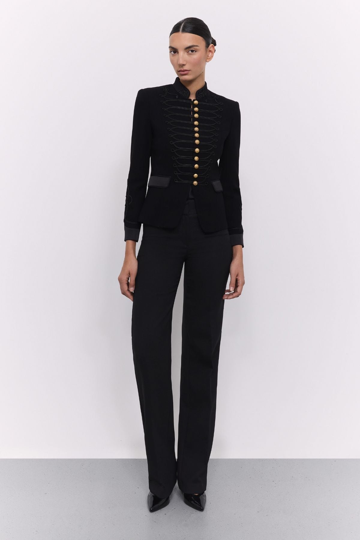 Blazer militar negra Isaura Black con botones heráldicos dorados y corte estructurado.