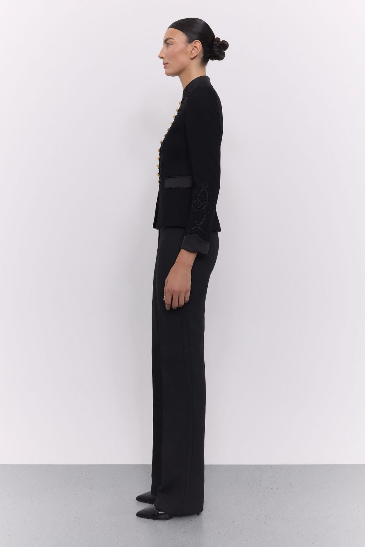 Blazer militar negra Isaura Black con botones heráldicos dorados y corte estructurado.