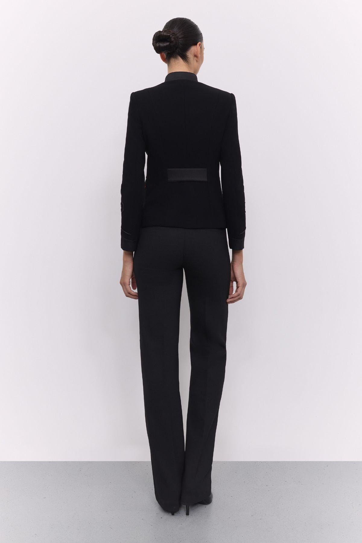 Blazer militar negra Isaura Black con botones heráldicos dorados y corte estructurado.