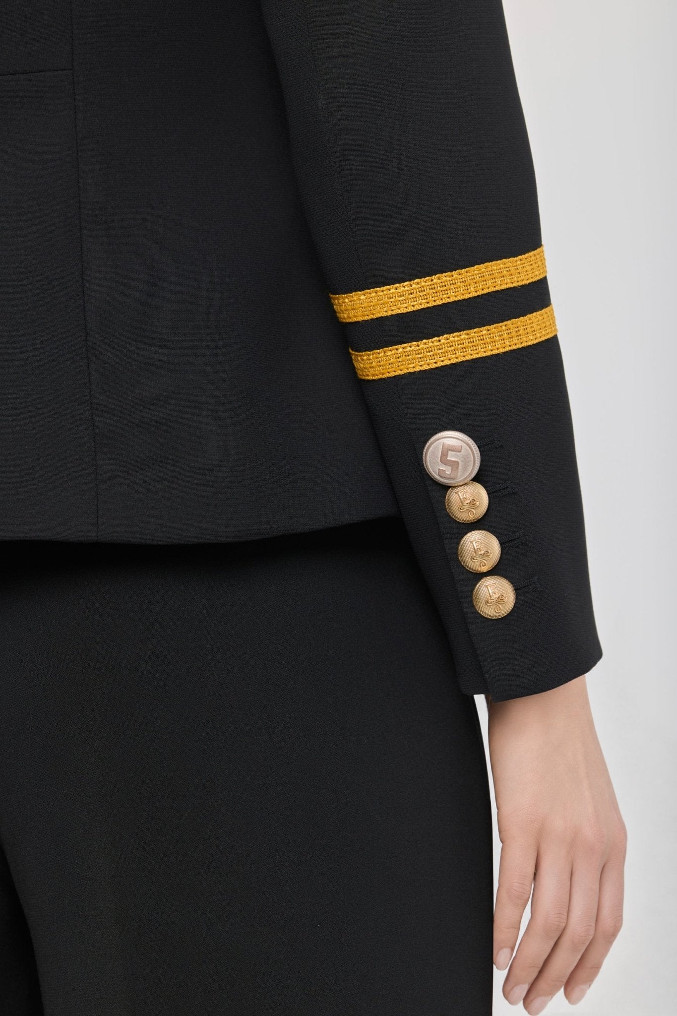 Blazer negra con detalle de galones Claudia London de The Extreme Collection con detalle de galones dorados y detalles dorados en mangas.