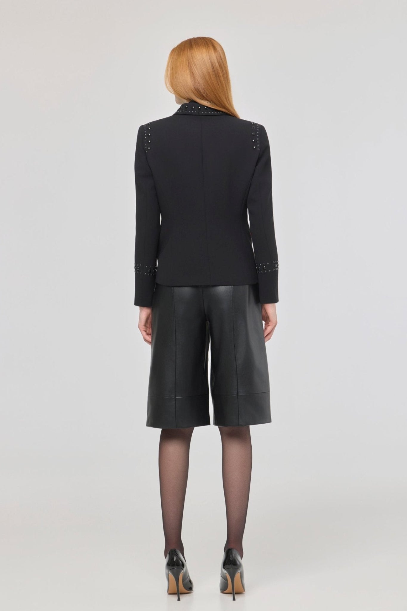 Blazer negra con tachuelas Rock Star de The Extreme Collection con tachuelas en color negro.