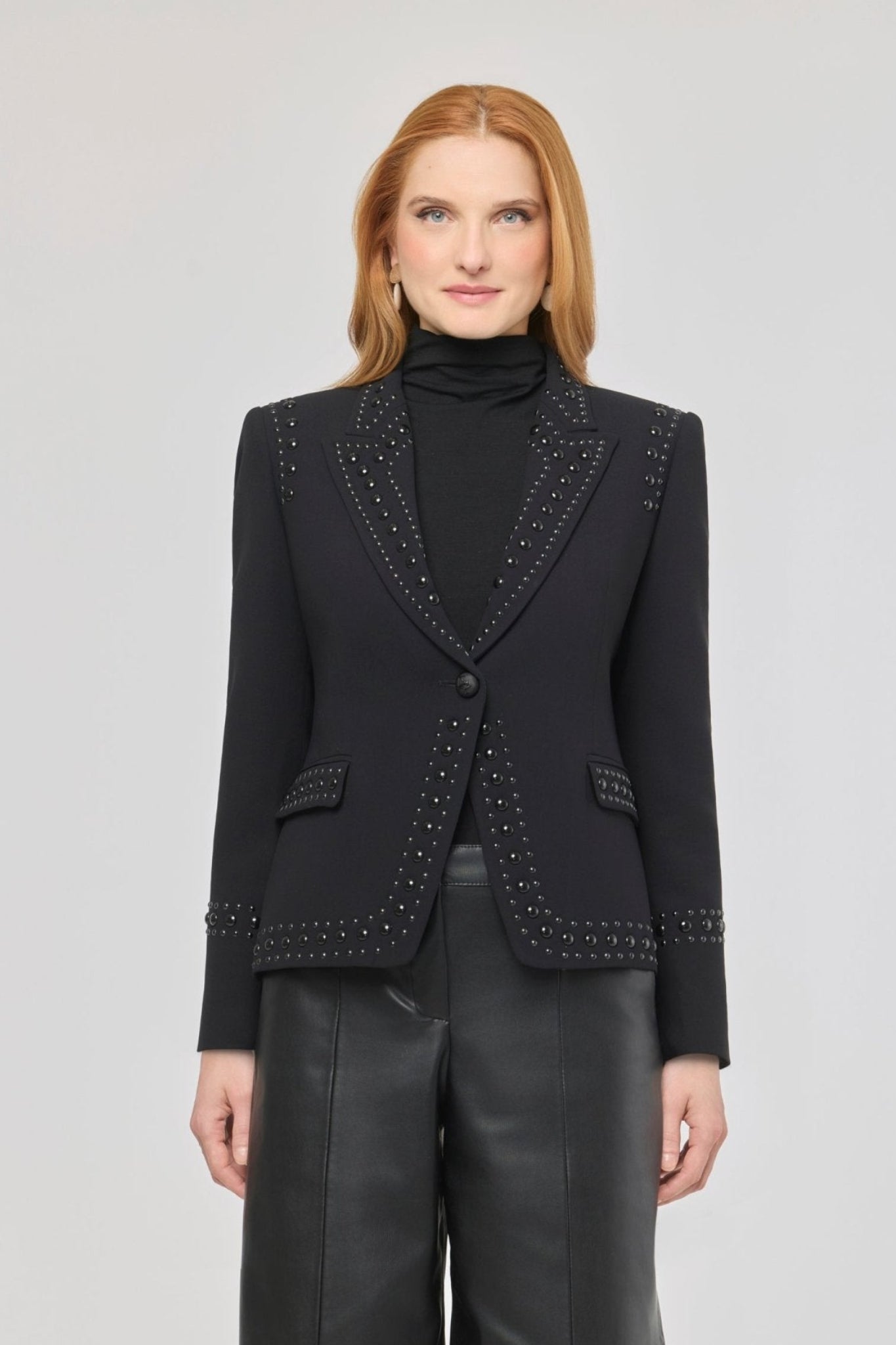 Blazer negra con tachuelas Rock Star de The Extreme Collection con tachuelas en color negro.