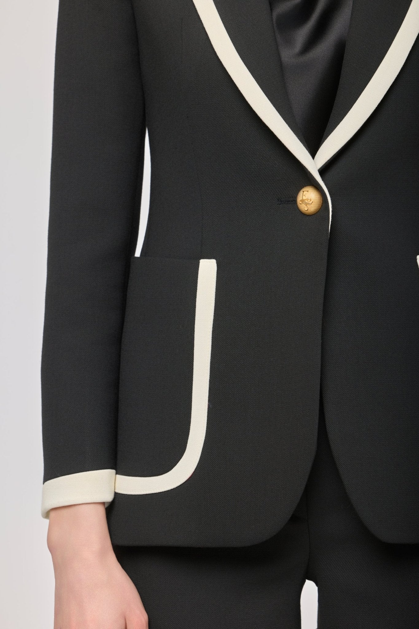 Blazer negra con vivos en contraste Laurent de The Extreme Collection en negro con ribetes blancos