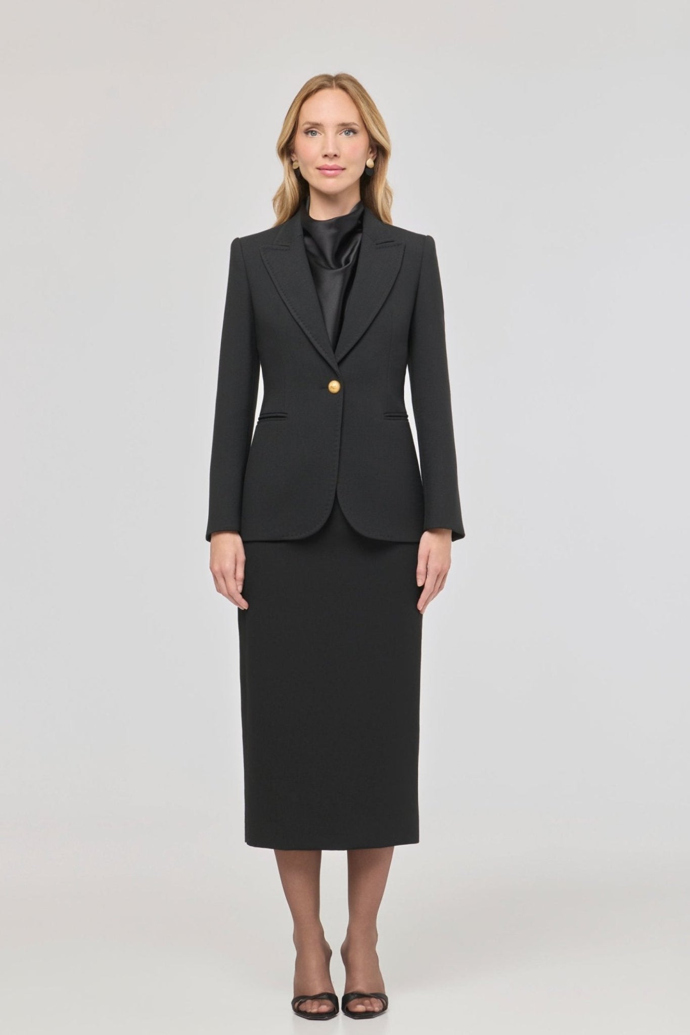 Blazer entallada negra Garcia Vintage 01 de The Extreme Collection con detalle de solapa picada.