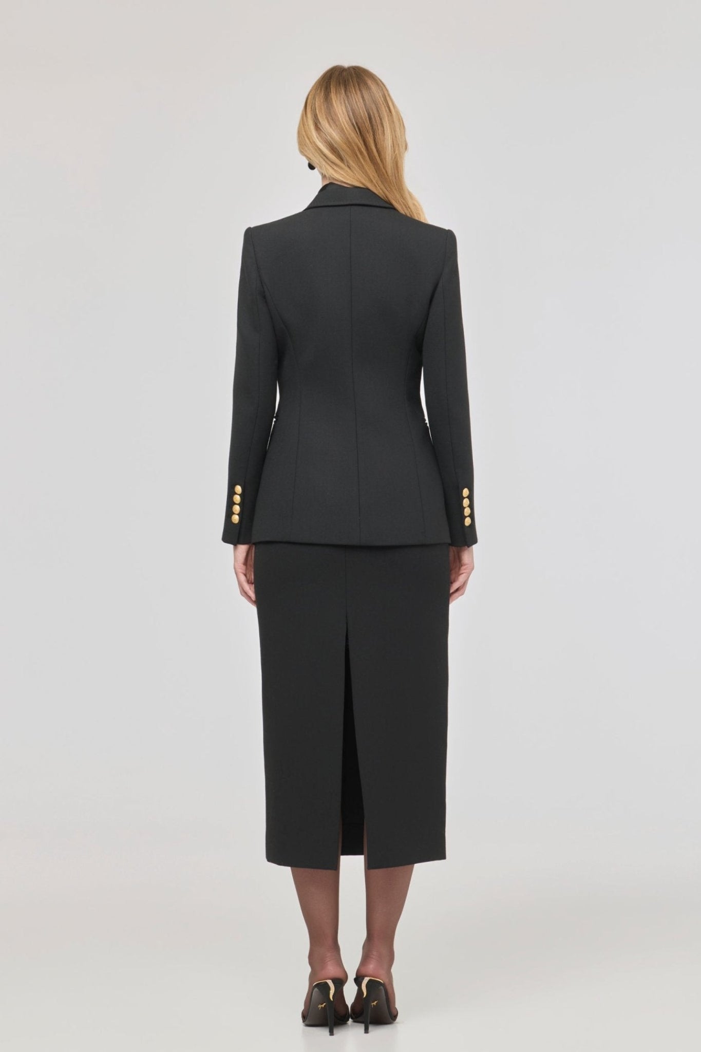 Blazer entallada negra Garcia Vintage 01 de The Extreme Collection con detalle de solapa picada.
