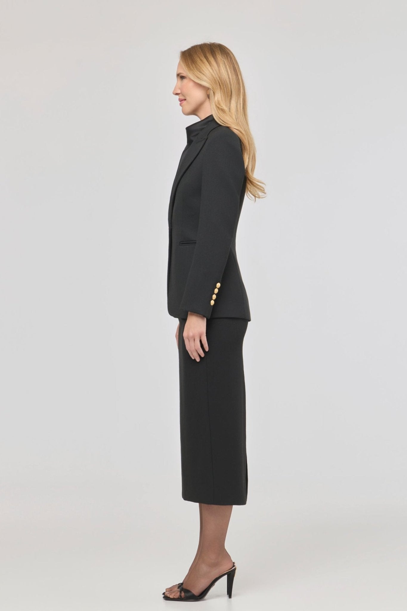 Blazer entallada negra Garcia Vintage 01 de The Extreme Collection con detalle de solapa picada.