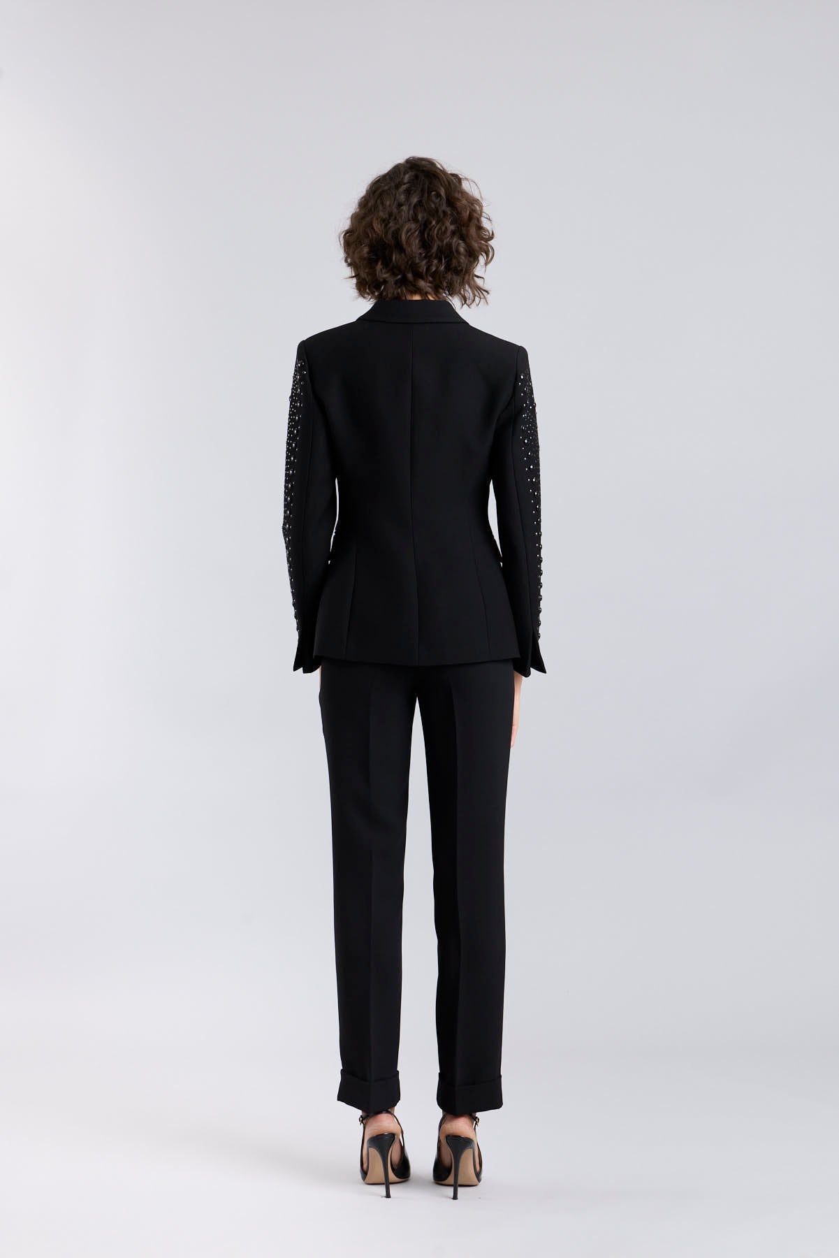 Blazer negro con tachas puestas a mano modelo Lord Byron de The Extreme Collection.