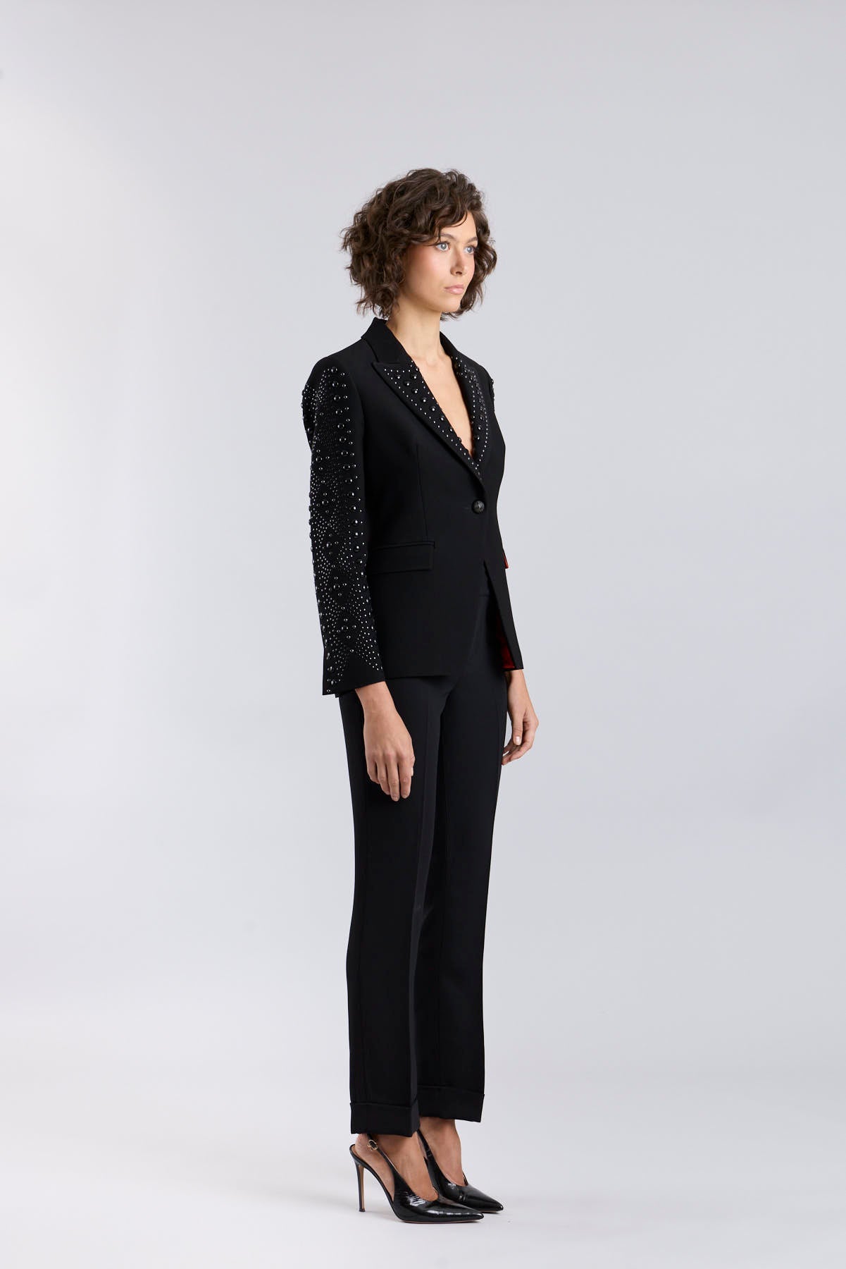 Blazer negro con tachas puestas a mano modelo Lord Byron de The Extreme Collection.