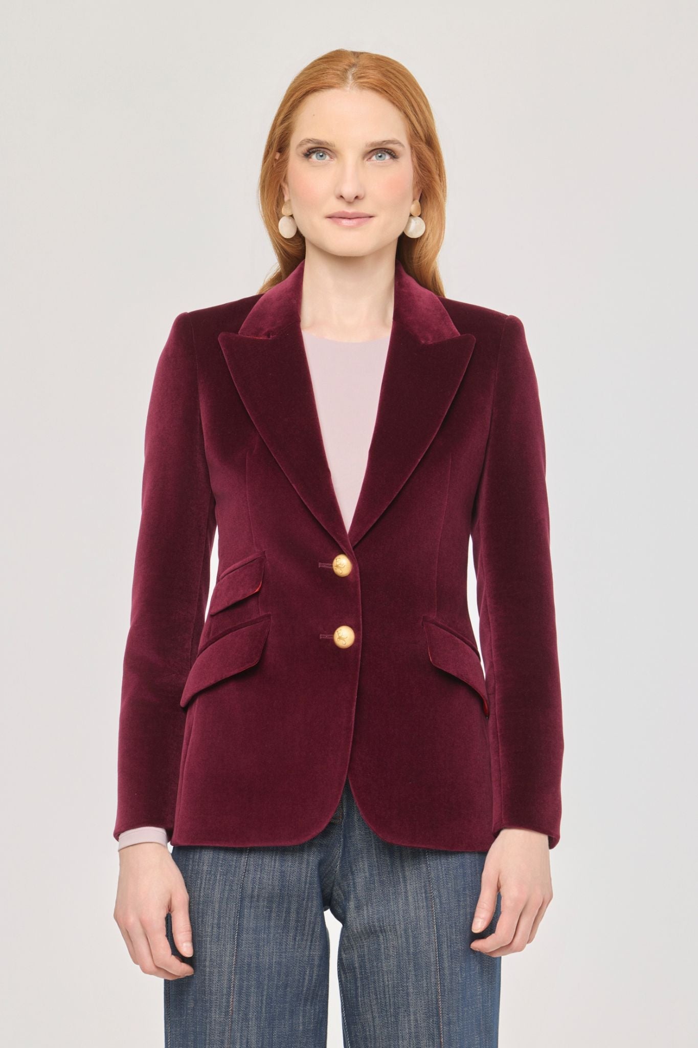 Blazer terciopelo burdeos Oliva de The Extreme Collection confeccionada en suave terciopelo granate.
