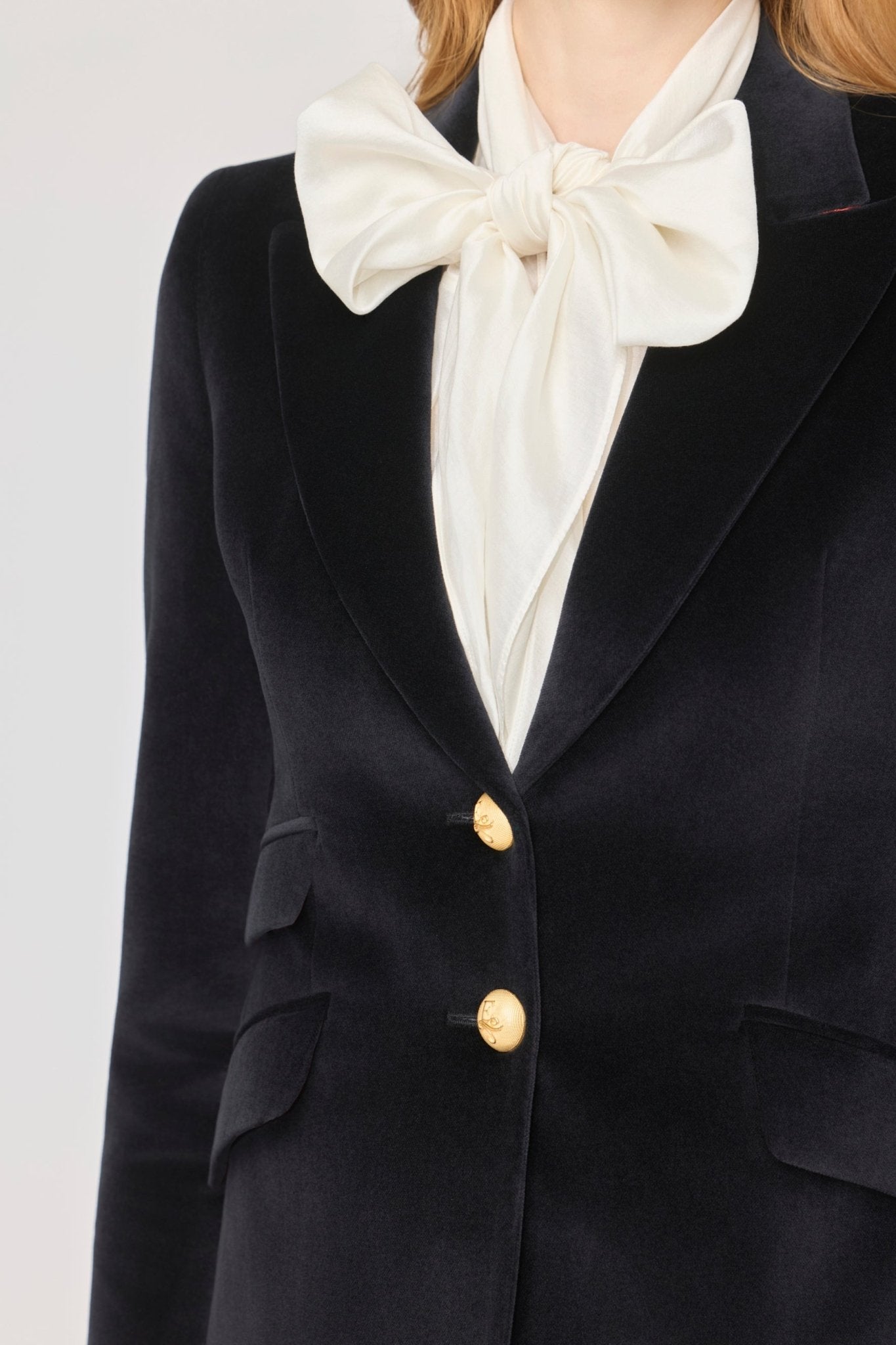 Blazer terciopelo negro Oliva de The Extreme Collection confeccionada en suave terciopelo negro.