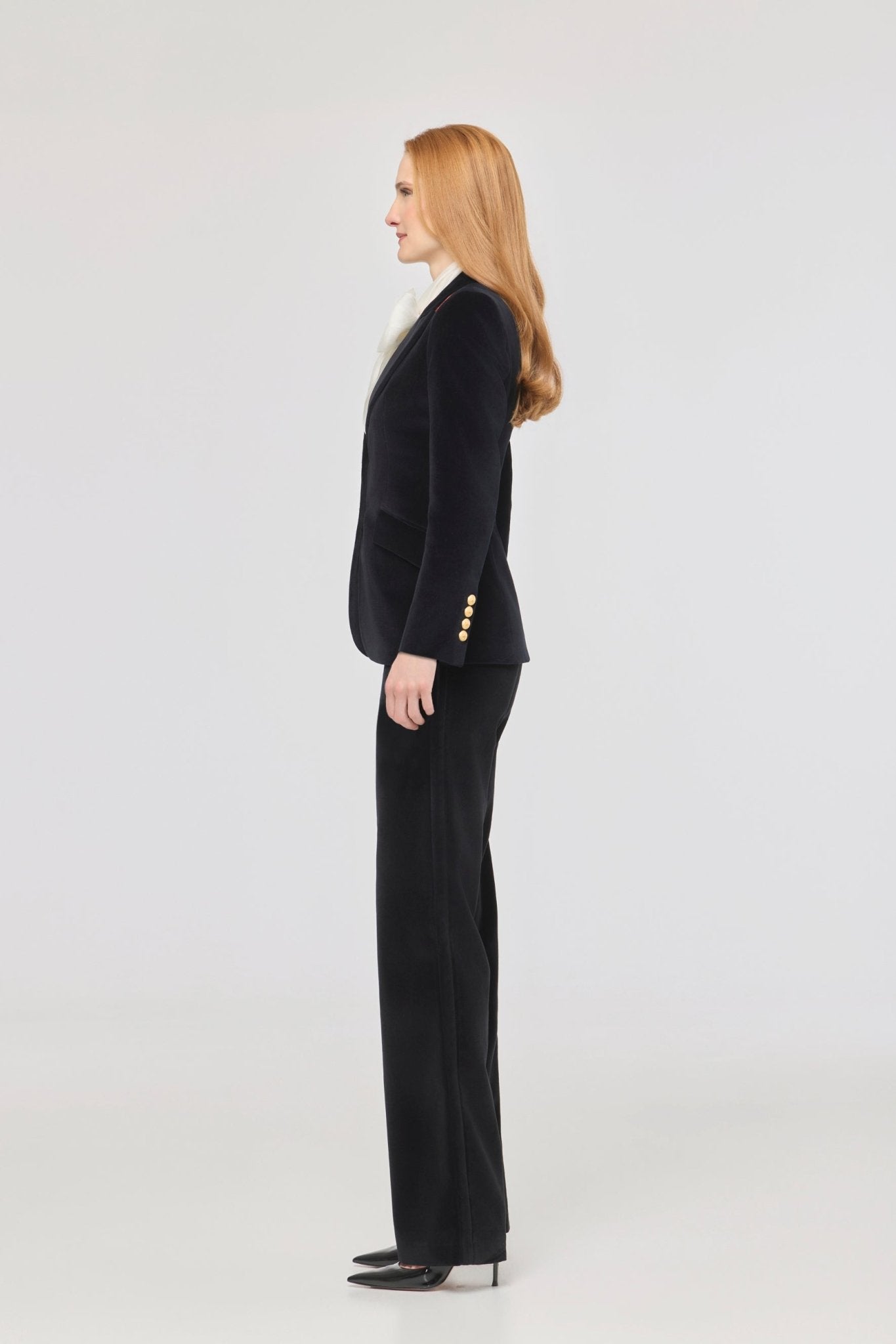 Blazer terciopelo negro Oliva de The Extreme Collection confeccionada en suave terciopelo negro.