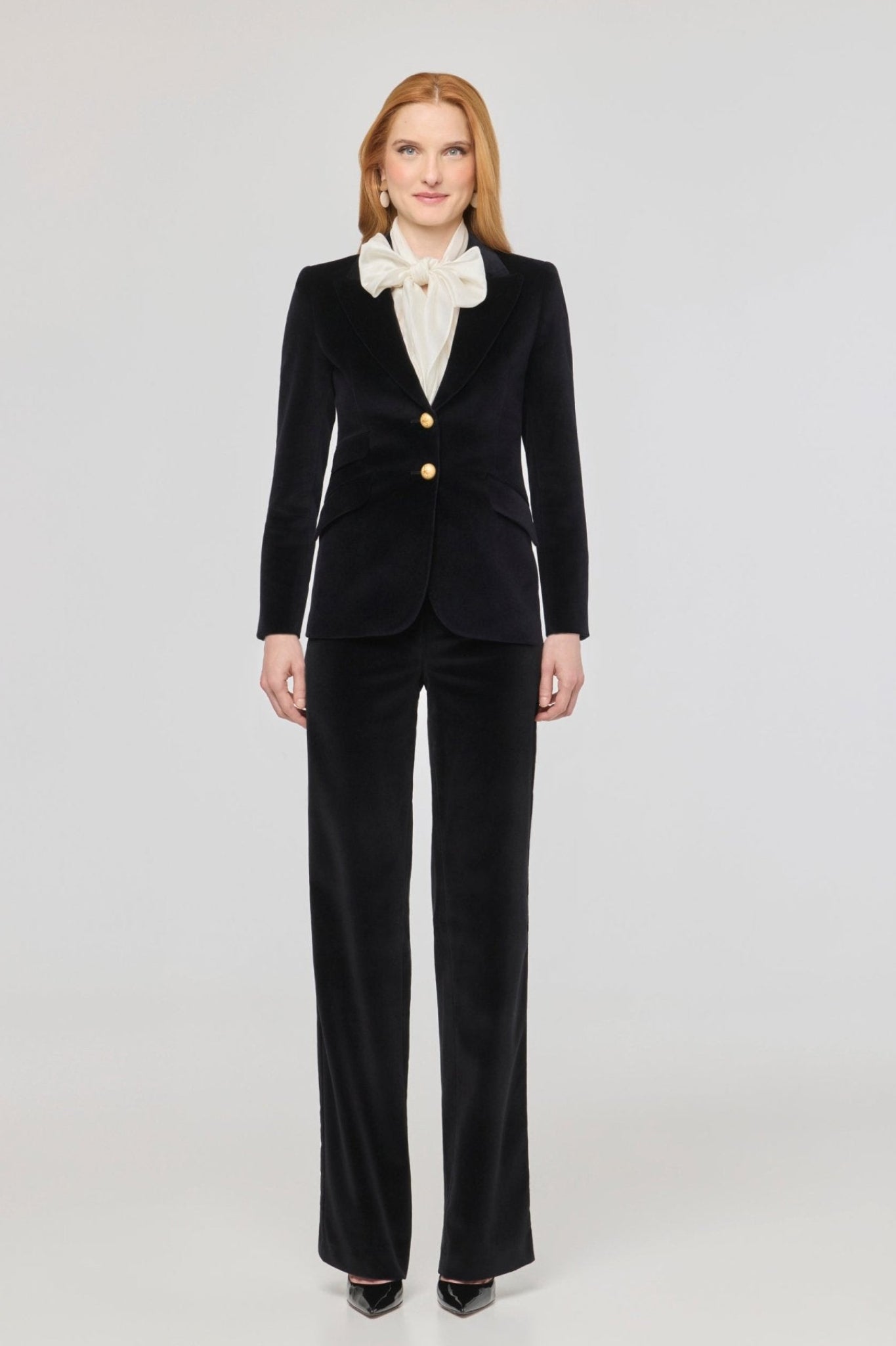 Blazer terciopelo negro Oliva de The Extreme Collection confeccionada en suave terciopelo negro.