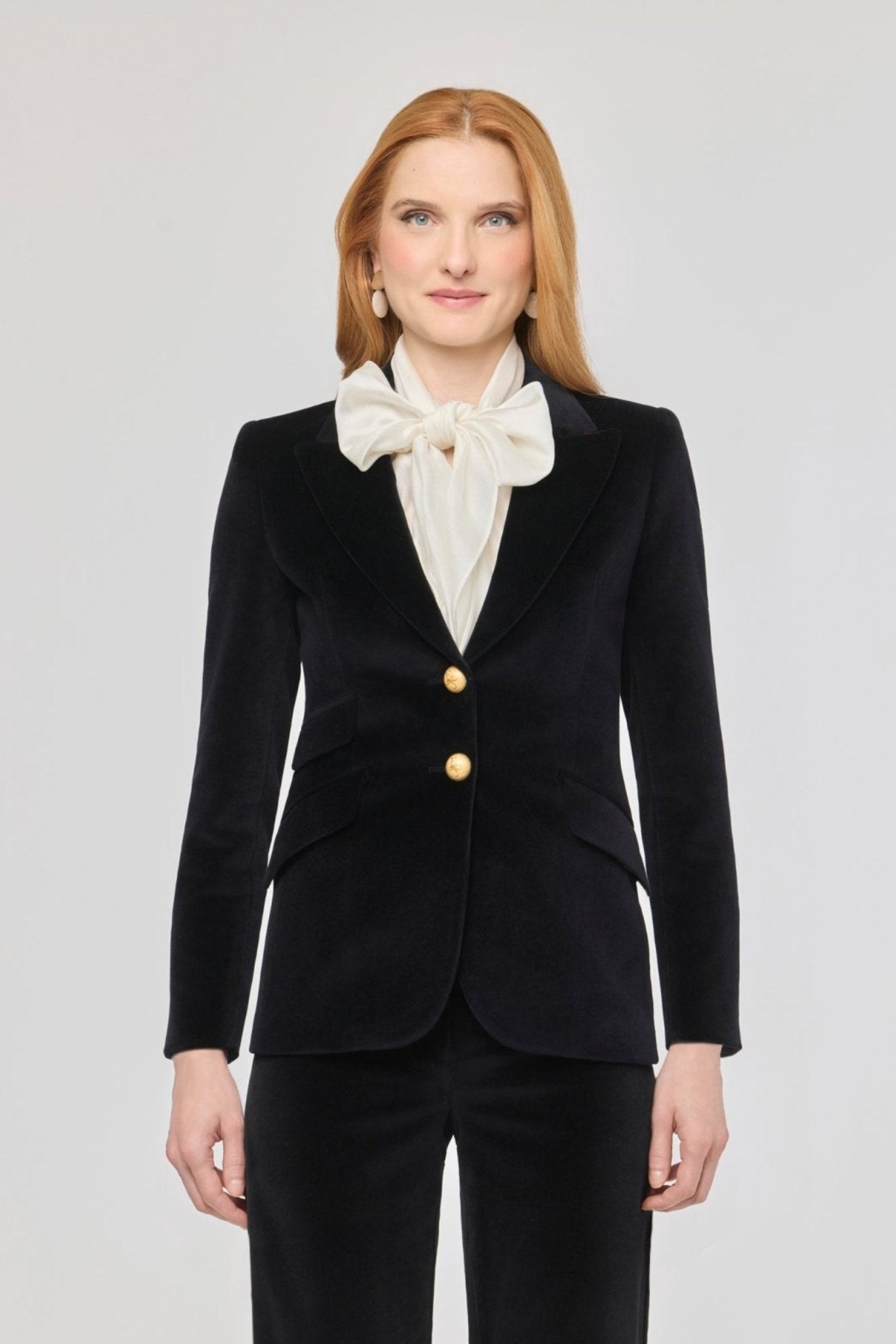 Blazer terciopelo negro Oliva de The Extreme Collection confeccionada en suave terciopelo negro.