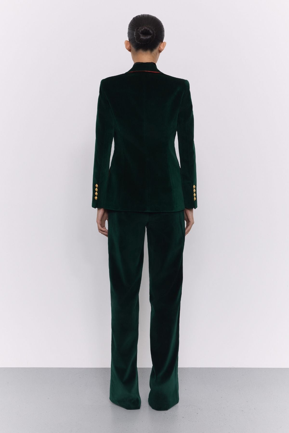 Blazer terciopelo verde Oliva de The Extreme Collection confeccionada en suave terciopelo verde y 100% algodón.