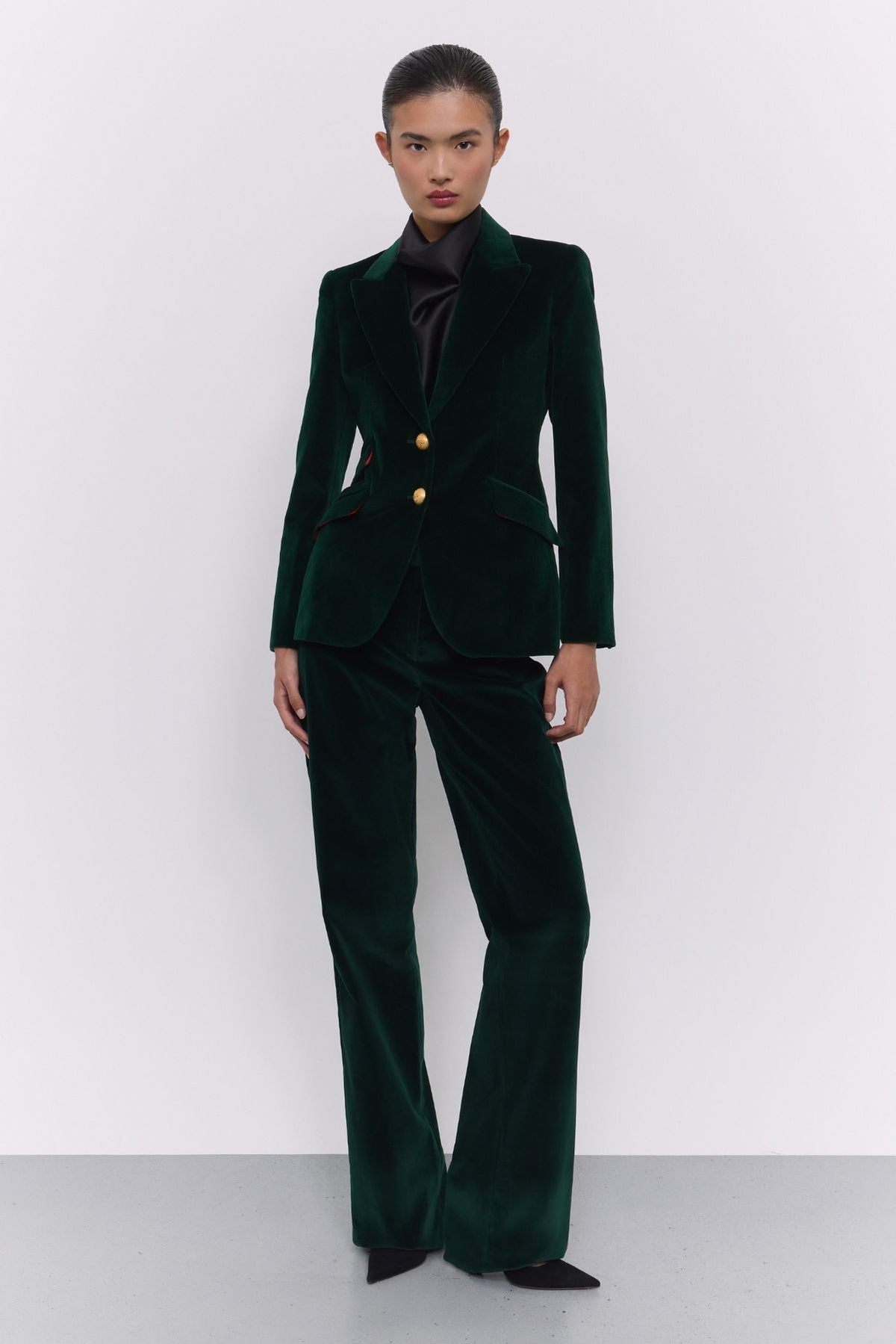 Blazer terciopelo verde Oliva de The Extreme Collection confeccionada en suave terciopelo verde y 100% algodón.