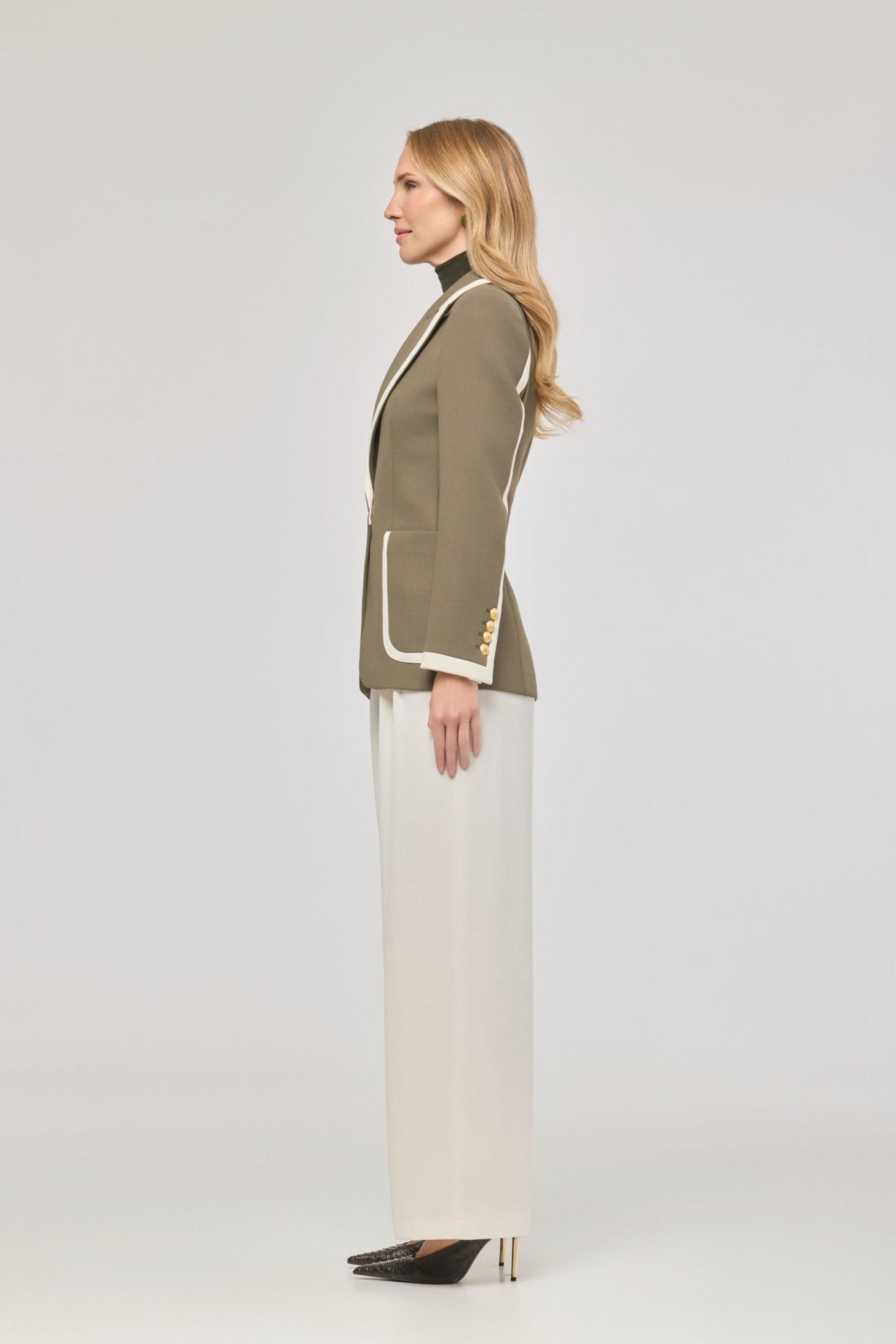 Blazer verde con ribetes en contraste Laurent de The Extreme Collection de color verde con ribetes blancos.