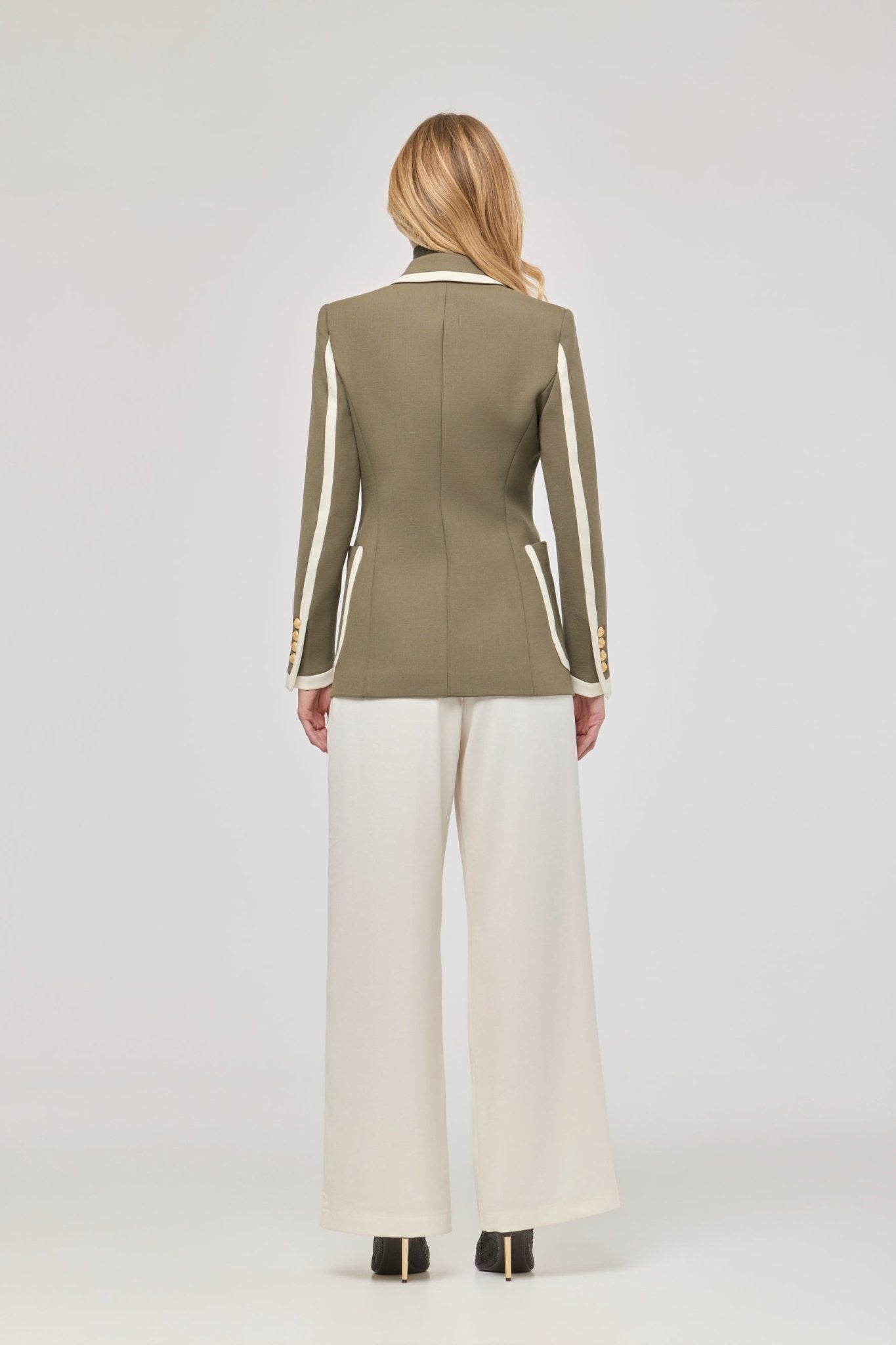 Blazer verde con ribetes en contraste Laurent de The Extreme Collection de color verde con ribetes blancos.