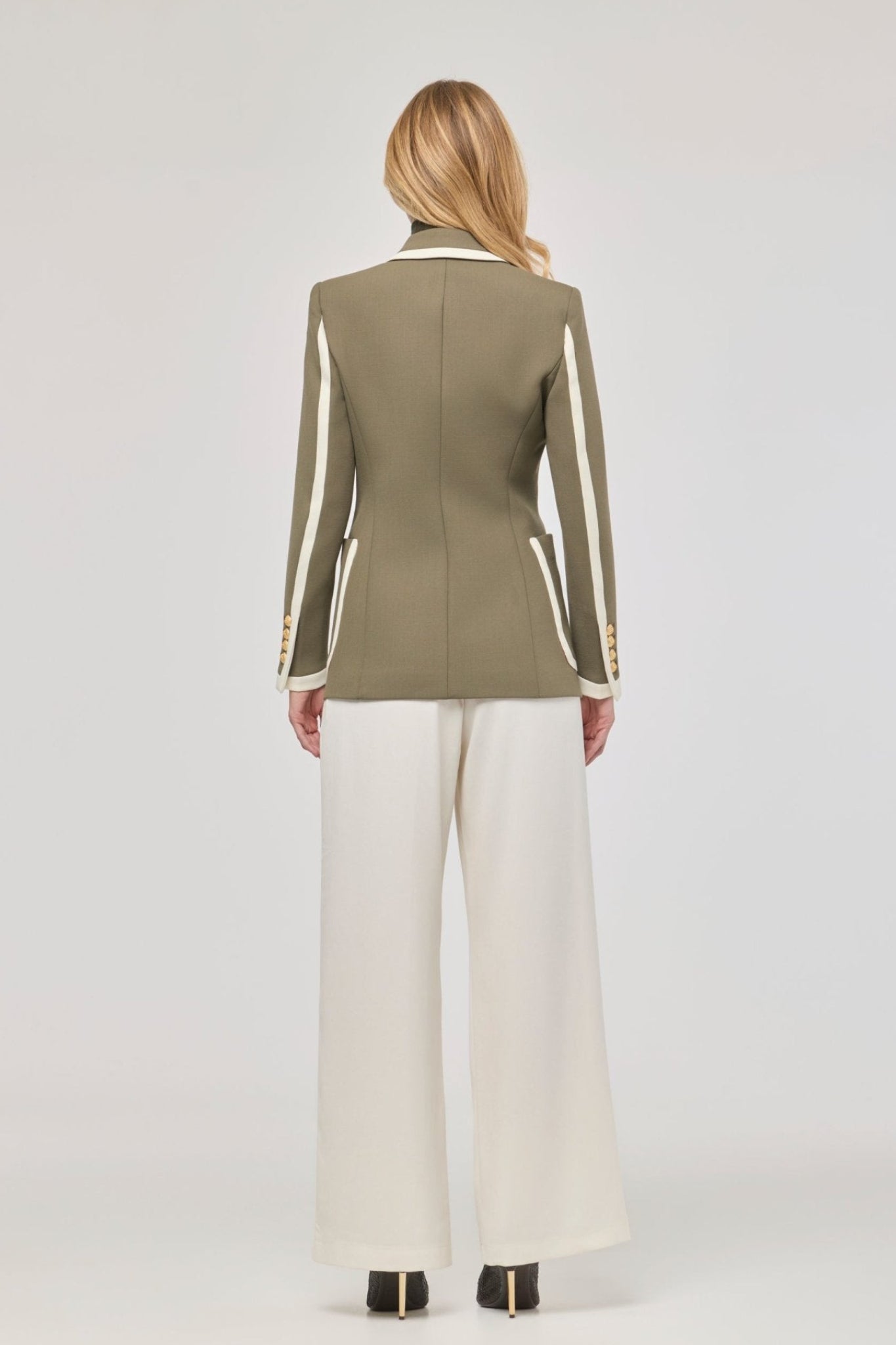 Blazer verde con ribetes en contraste Laurent de The Extreme Collection de color verde con ribetes blancos.