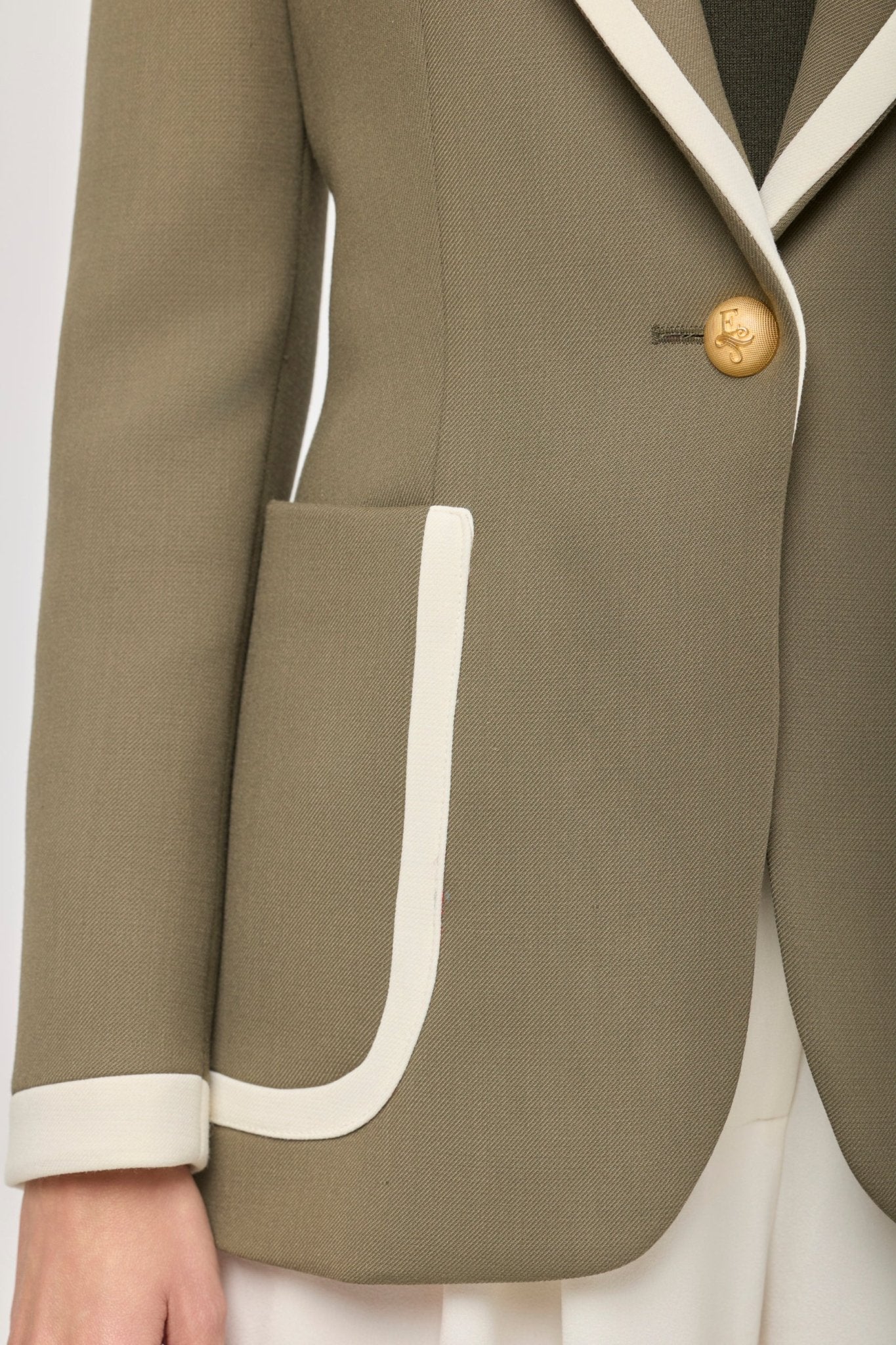 Blazer verde con ribetes en contraste Laurent de The Extreme Collection de color verde con ribetes blancos.