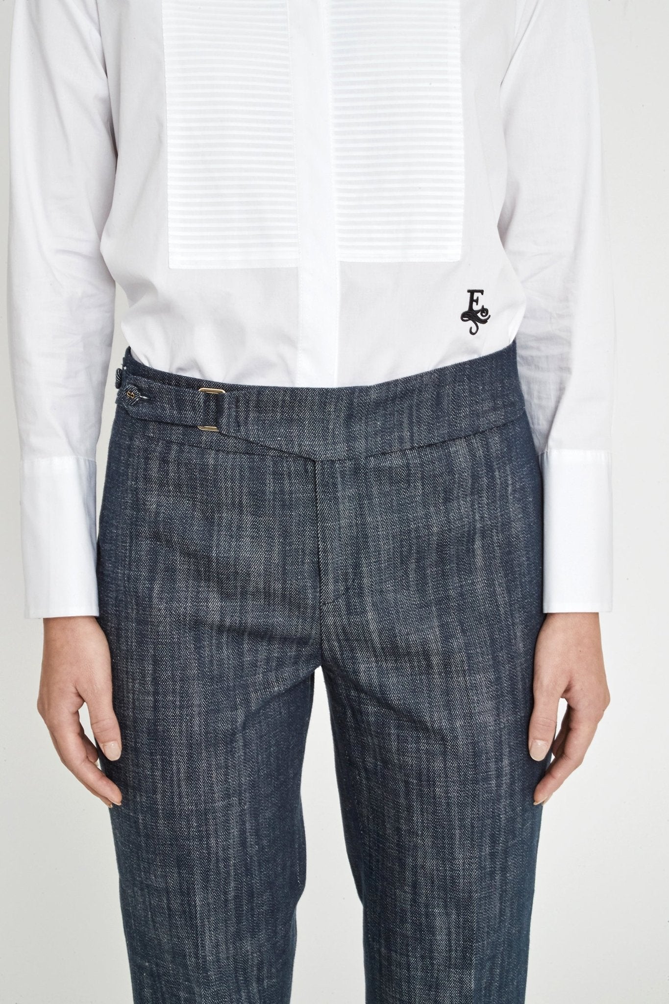 Camisa blanca con jaretas Eleanor de The Extreme Collection en color blanco con jaretas frontales, cuello camisero clásico y puños estructurados.
