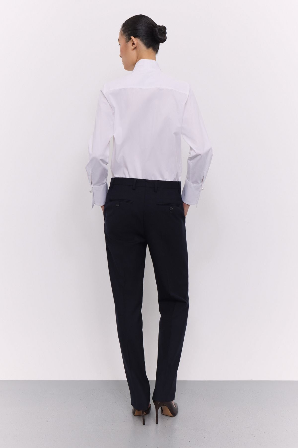 Camisa blanca con lazo de popelín de algodón orgánico modelo Bastian pechera en batista bordada y puño alto francés.