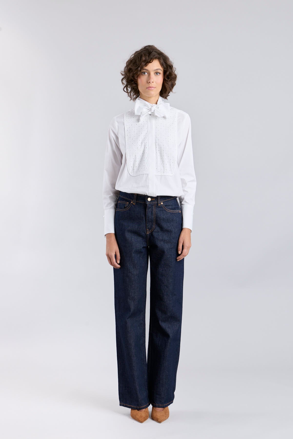 Camisa blanca modelo Bastian con gran lazo al cuello y pechera de batista bordada de The Extreme Collection.