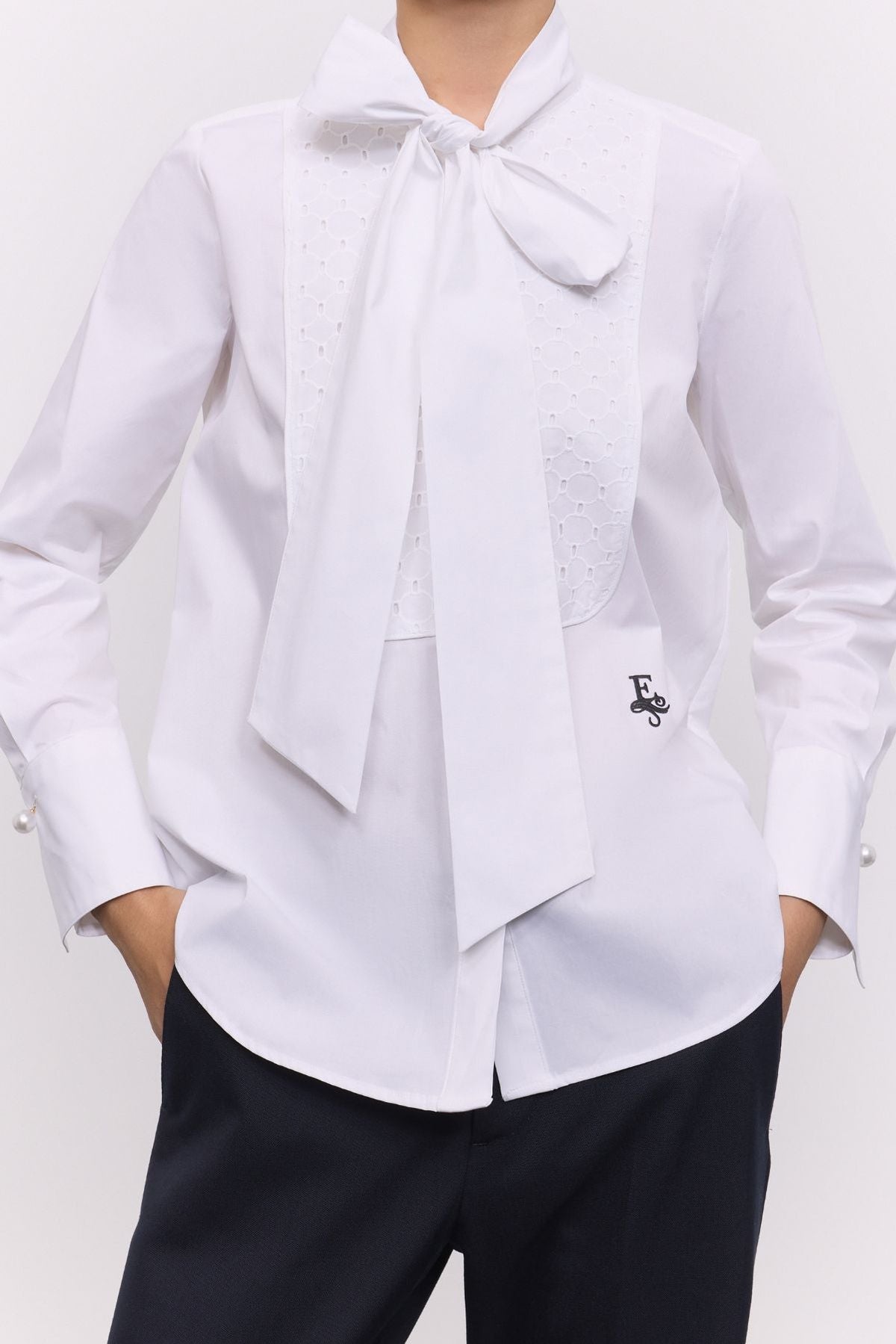 Camisa blanca con lazo de popelín de algodón orgánico modelo Bastian pechera en batista bordada y puño alto francés.