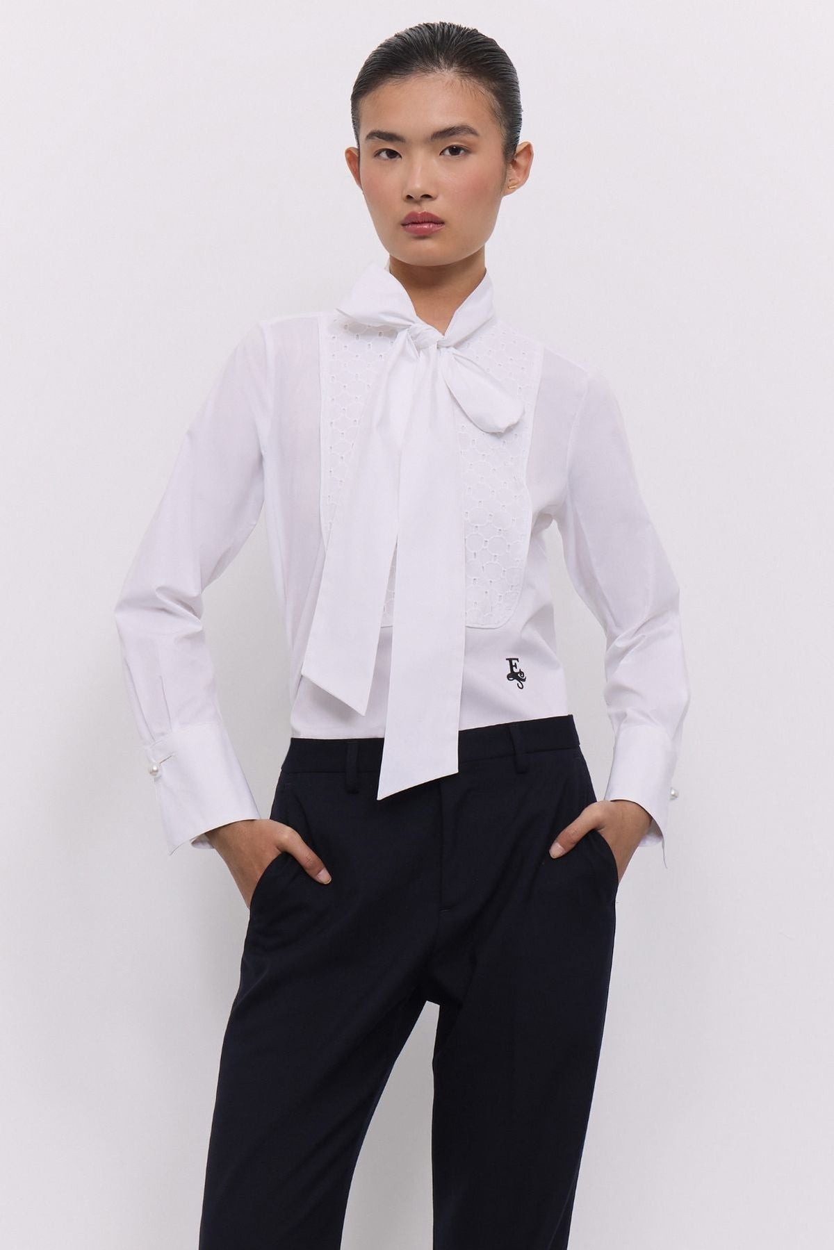 Camisa blanca con lazo de popelín de algodón orgánico modelo Bastian pechera en batista bordada y puño alto francés.