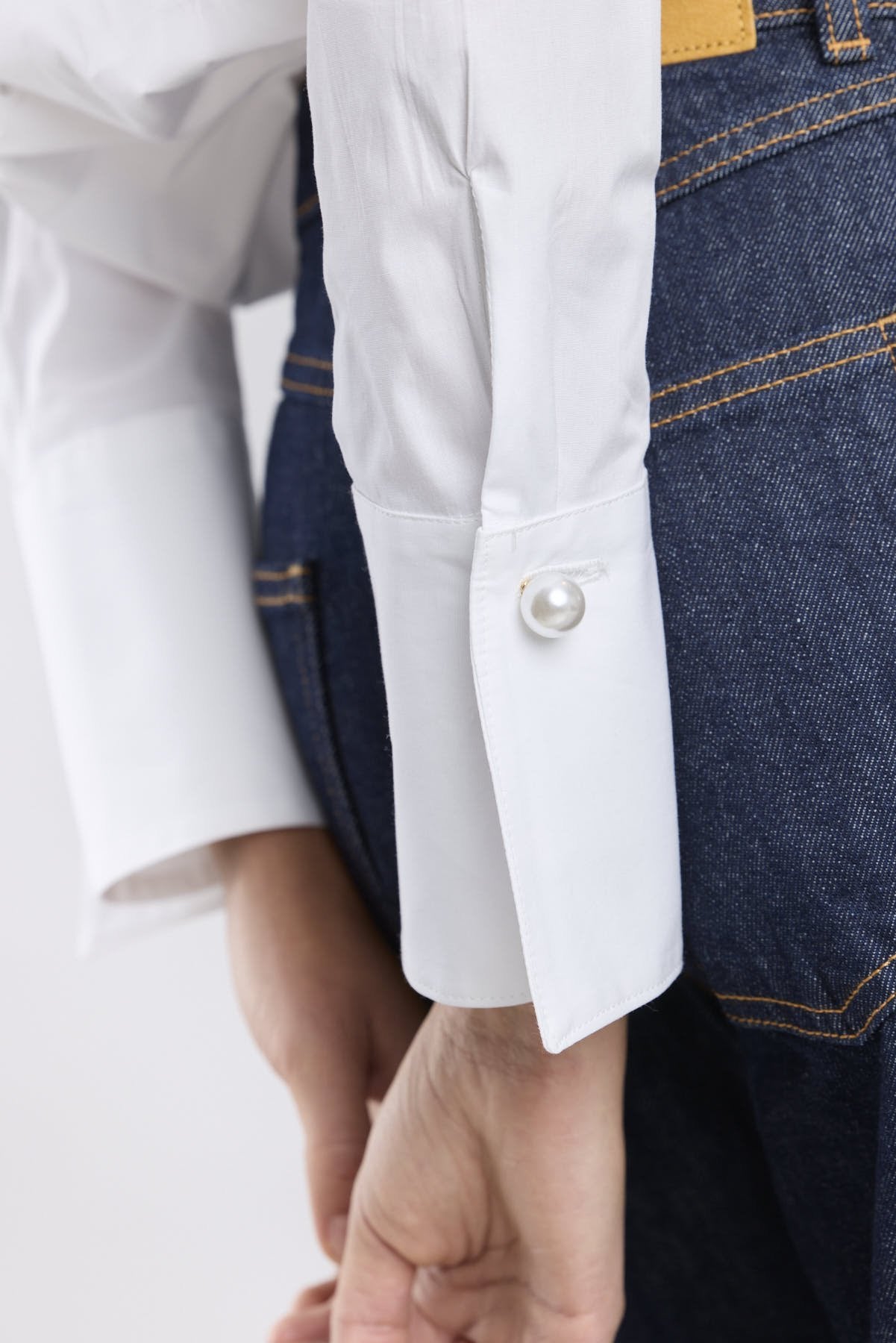 Camisa blanca modelo Bastian con gran lazo al cuello y pechera de batista bordada de The Extreme Collection.